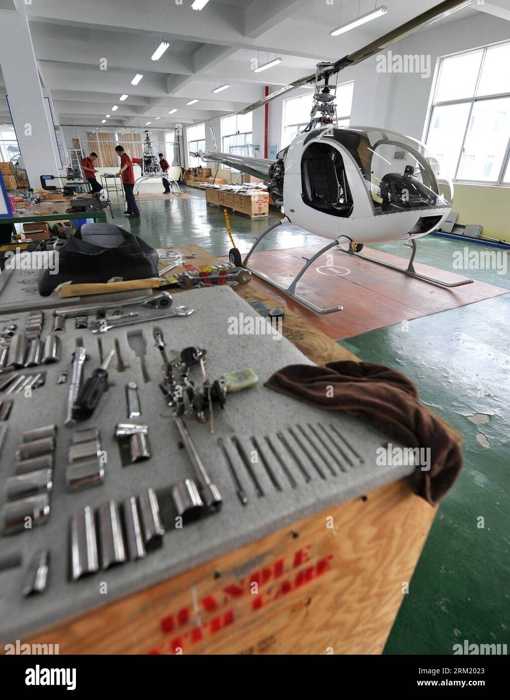 Bildnummer: 59656949  Datum: 15.05.2013  Copyright: imago/Xinhua  ZHUZHOU, May 15, 2013 -- Techinical workers assemble a RotorWay kit helicopeter in RotorWay China Co., Ltd in Zhuzhou, central China s Hunan Province, May 15, 2013. The first batch of RotorWay A600 kit helicopeters assembled in China have passed acceptance check. With a full tank of 64 liters of 97 gasoline, a China-assembled A600 helicopeter, priced 1.18 million yuan (192,104 US dollars), has an endurance of two hours. (Xinhua/Long Hongtao) (lfj) CHINA-HUNAN-ROTORWAY HELICOPTER-ASSEMBLING (CN) PUBLICATIONxNOTxINxCHN xcb x0x 201 Stock Photo