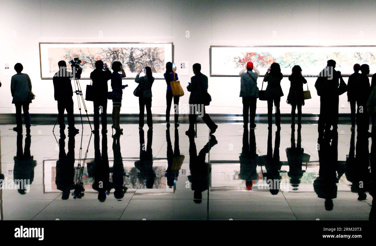 Bildnummer: 59663010  Datum: 18.05.2013  Copyright: imago/Xinhua (130518) -- NANJING, May 18, 2013 (Xinhua) -- Visitors view paintings at a plum blosson-themed painting show in the Jiangsu Provincial Art Museum in Nanjing, capital of east China s Jiangsu Province, May 18, 2013. The painting show displayed creations by dozens of Chinese painting and calligraphy masters. (Xinhua) (hdt) CHINA-NANJING-PAINTING SHOW-PLUM BLOSSOM (CN) PUBLICATIONxNOTxINxCHN Kultur x0x xsk 2013 quer Aufmacher      59663010 Date 18 05 2013 Copyright Imago XINHUA  Nanjing May 18 2013 XINHUA Visitors View Paintings AT a Stock Photo