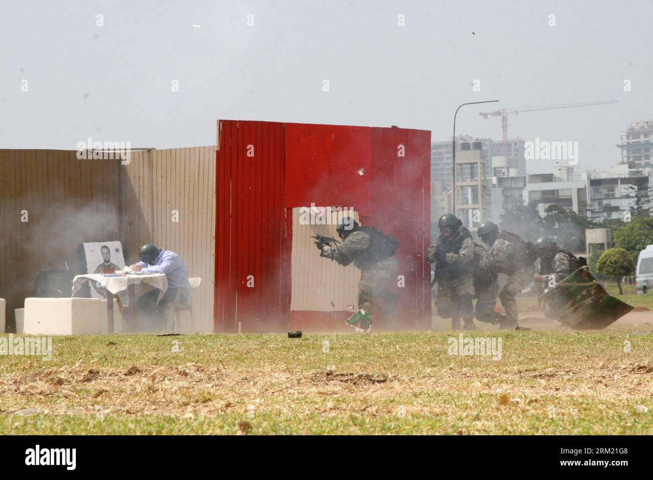 Bildnummer: 59666016 Datum: 19.05.2013 Copyright: imago/Xinhua (130520) --  SAN BORJA, May 19, 2013 (Xinhua) -- Soldiers participate in a hostage  rescue simulation during the 4th International Exhibition of Technology for  Defense and
