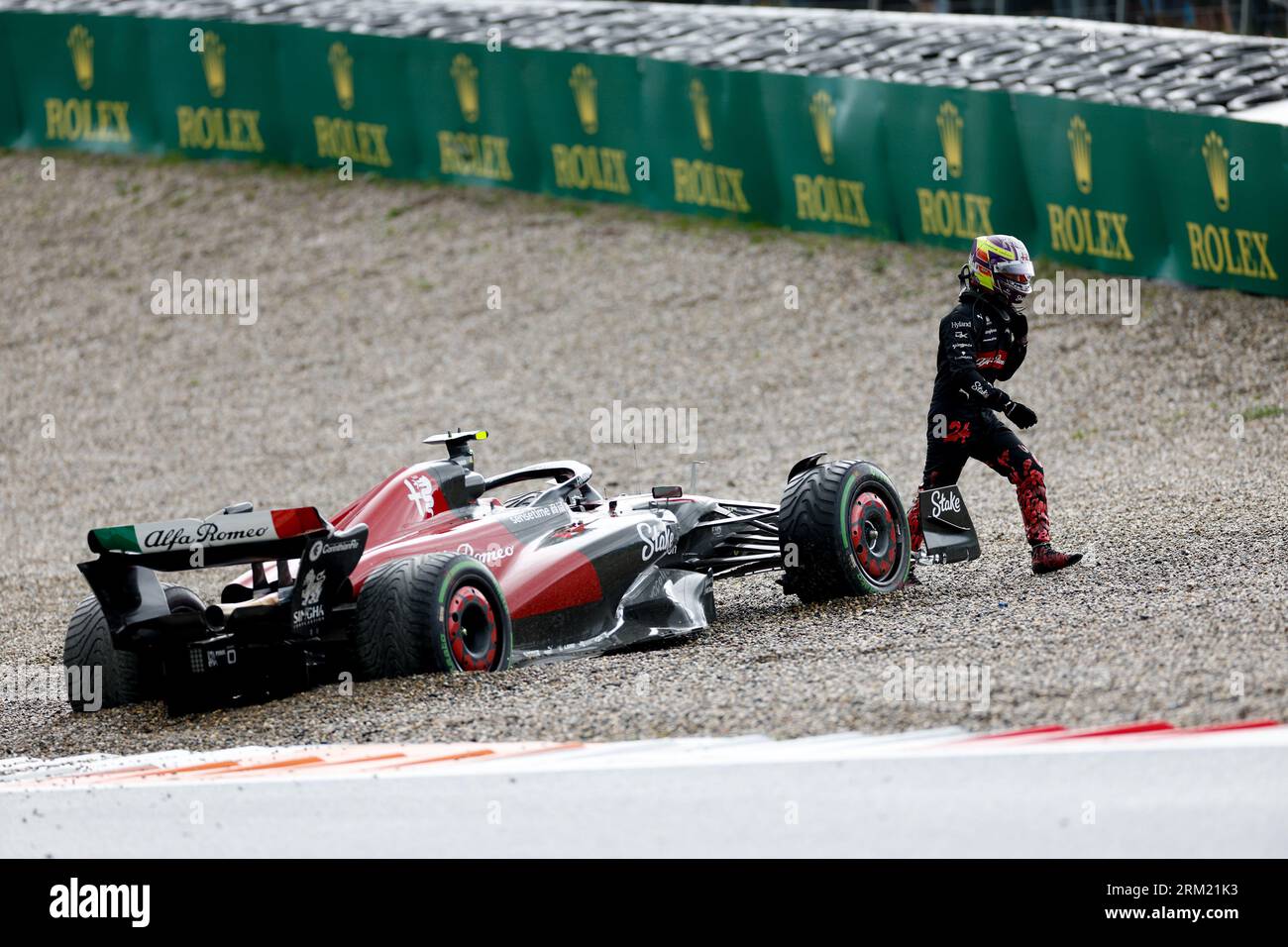 24 ZHOU Guanyu (chi), Alfa Romeo F1 Team Stake C43, action crash