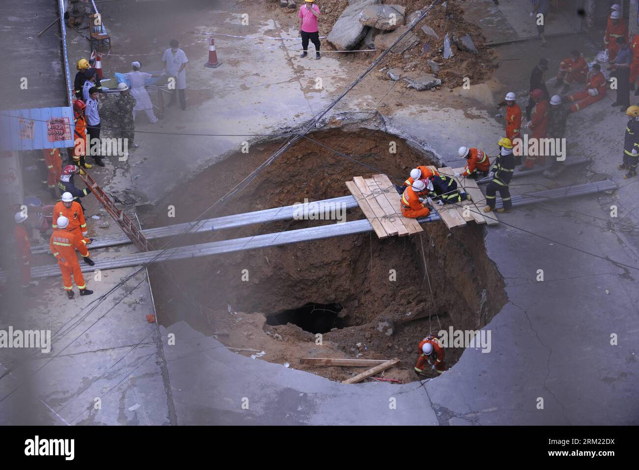 Bildnummer: 59672805 Datum: 21.05.2013 Copyright: imago/Xinhua (130521) --  SHENZHEN, May 21, 2013 (Xinhua) -- Rescuers work at the accident site where  a road cave-in occurred in Huamao Industrial Park in Shenzhen, south