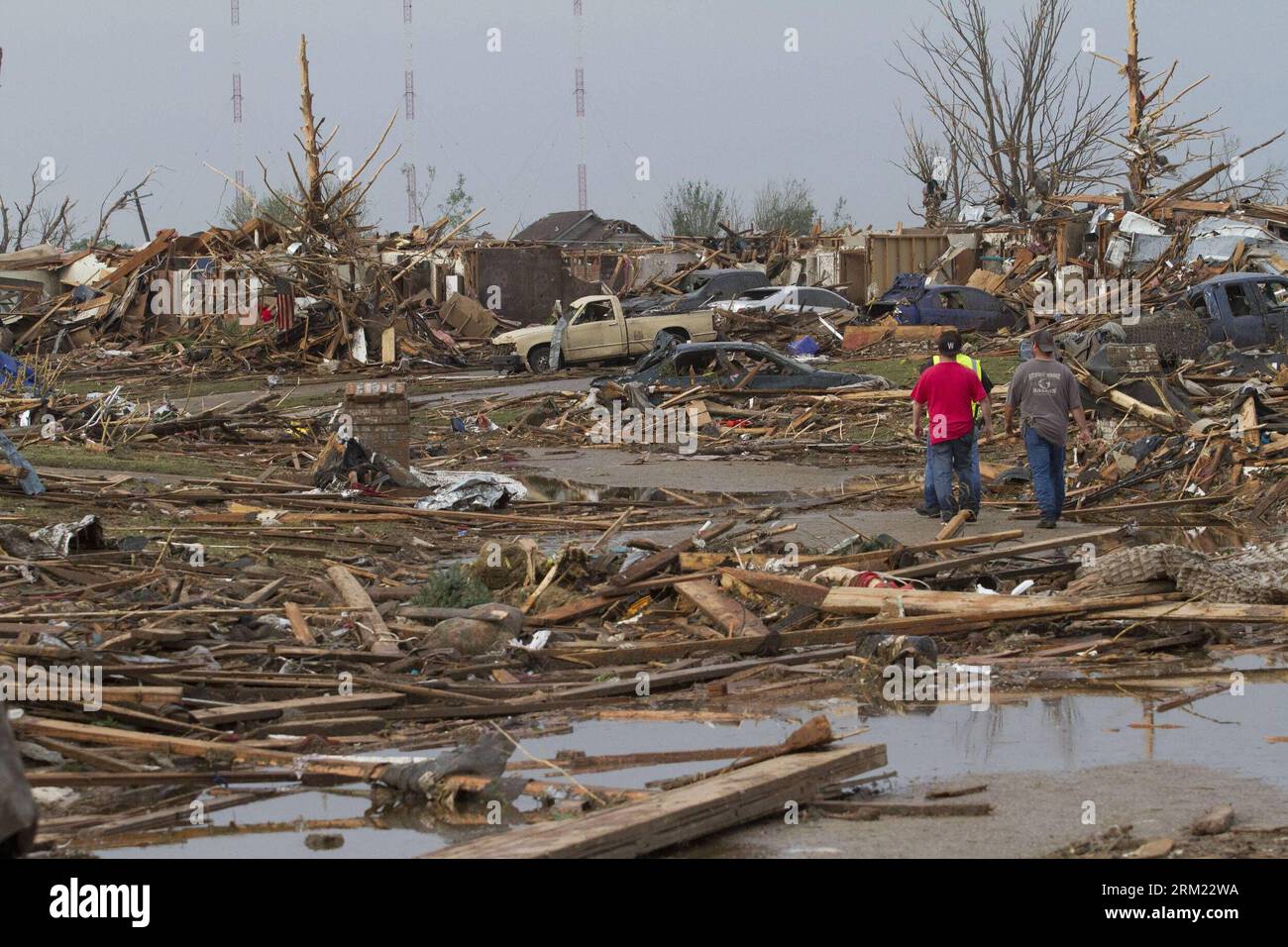 Moore oklahoma tornado hi-res stock photography and images - Alamy, image size:1300x956