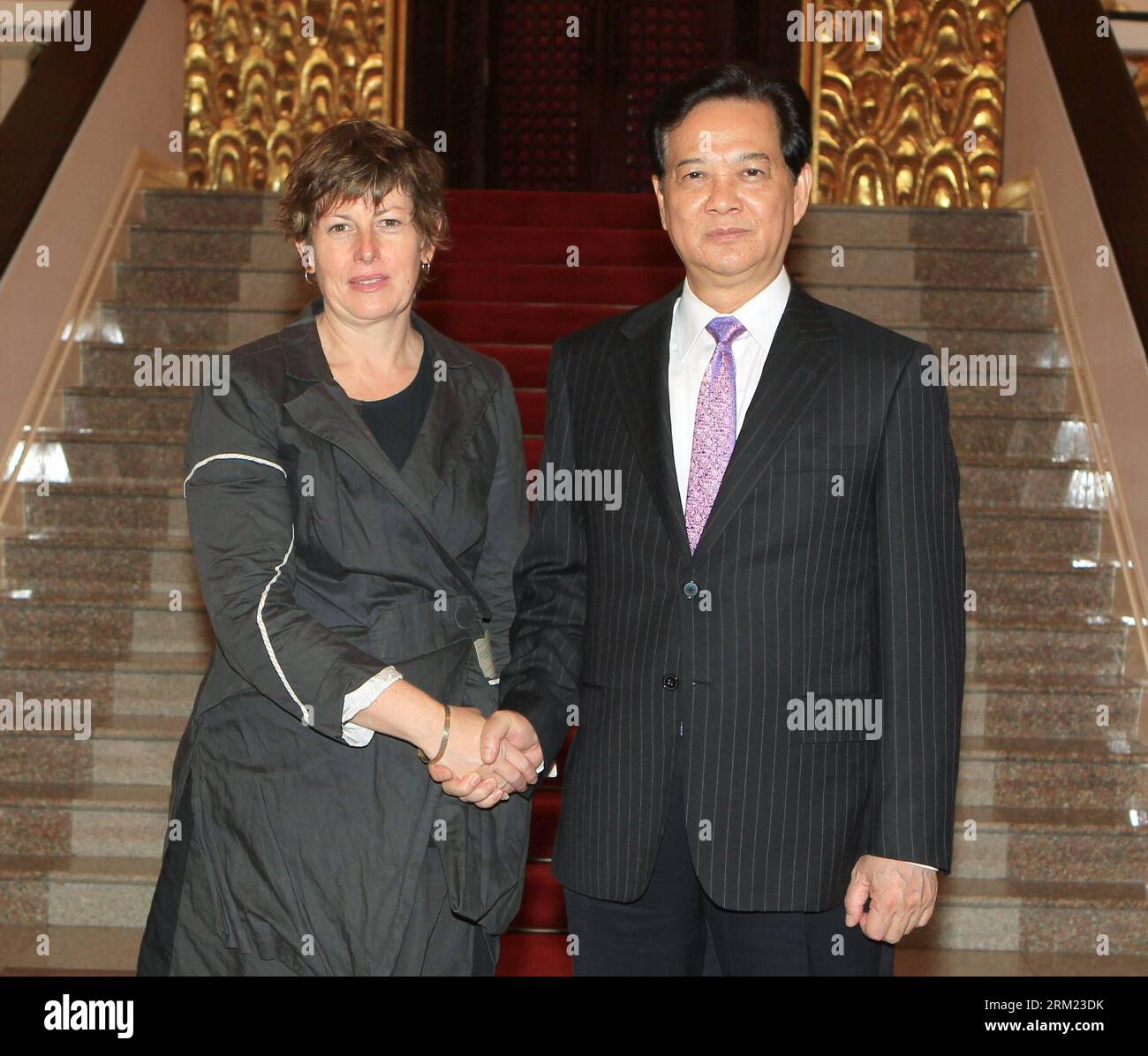 Bildnummer: 59678294 Datum: 22.05.2013 Copyright: imago/Xinhua (130522) --  HANOI, May 22, 2013 (Xinhua) -- Vietnamese Prime Minister Nguyen Tan Dung  (R) shakes hands with visiting Anna Burke, the Speaker of the Australian