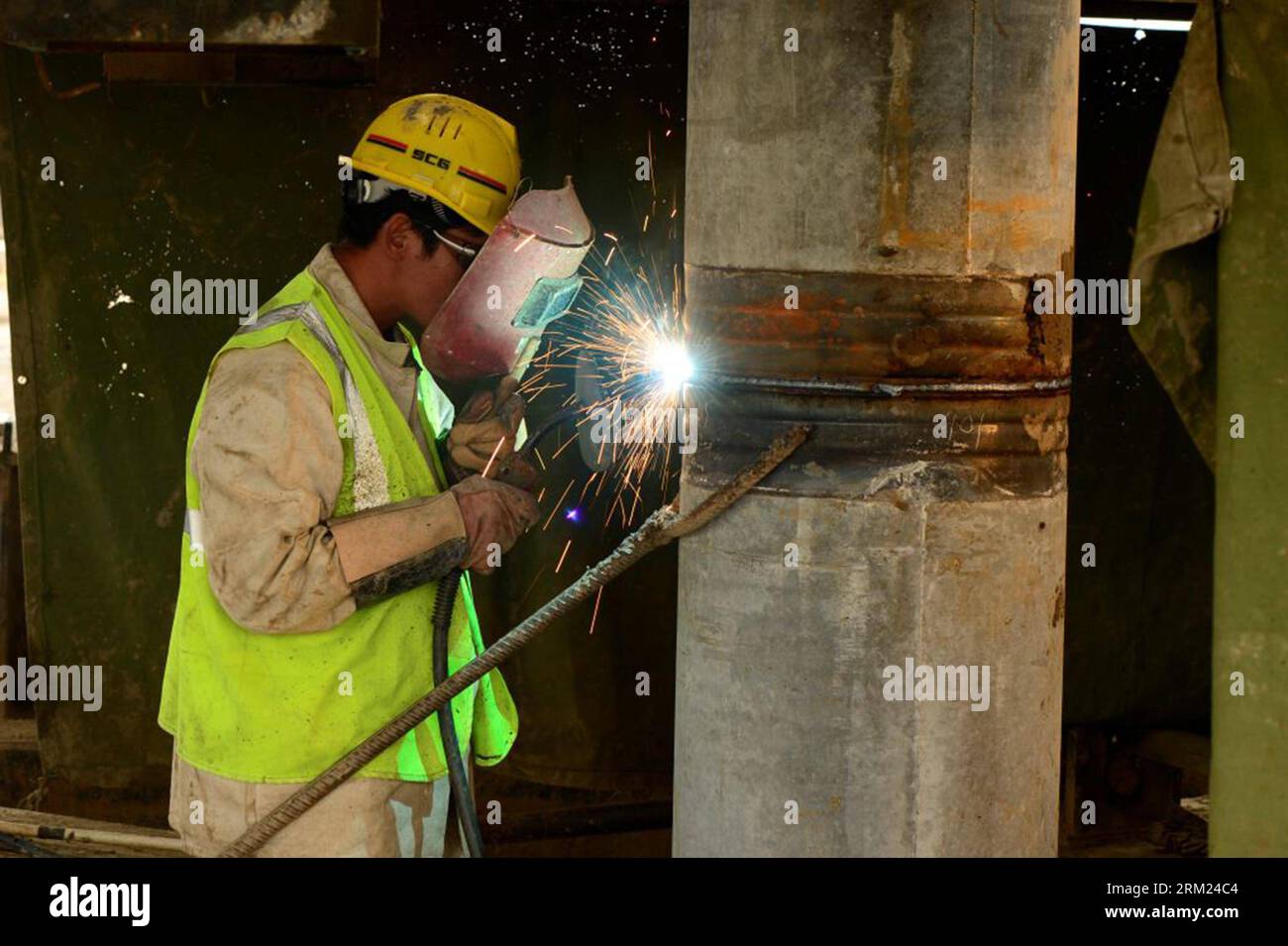 Bildnummer: 59689957  Datum: 24.05.2013  Copyright: imago/Xinhua (130524) -- SHANGHAI, May 24, 2013 (Xinhua) -- A welder works at the construction site to lay the foundations of a castle at the Shanghai Disney Resort in Shanghai, east China, May 24, 2013. Intended to open at the end of 2015, the resort will initially be comprised of Shanghai Disneyland, a Magic-Kingdom-style park as well as two themed hotels, a large retail, dining and entertainment venue, recreational facilities, a lake and transportation hubs. Covering an area of 1.16 square km, the theme park inside the 3.9-square-km Shangh Stock Photo