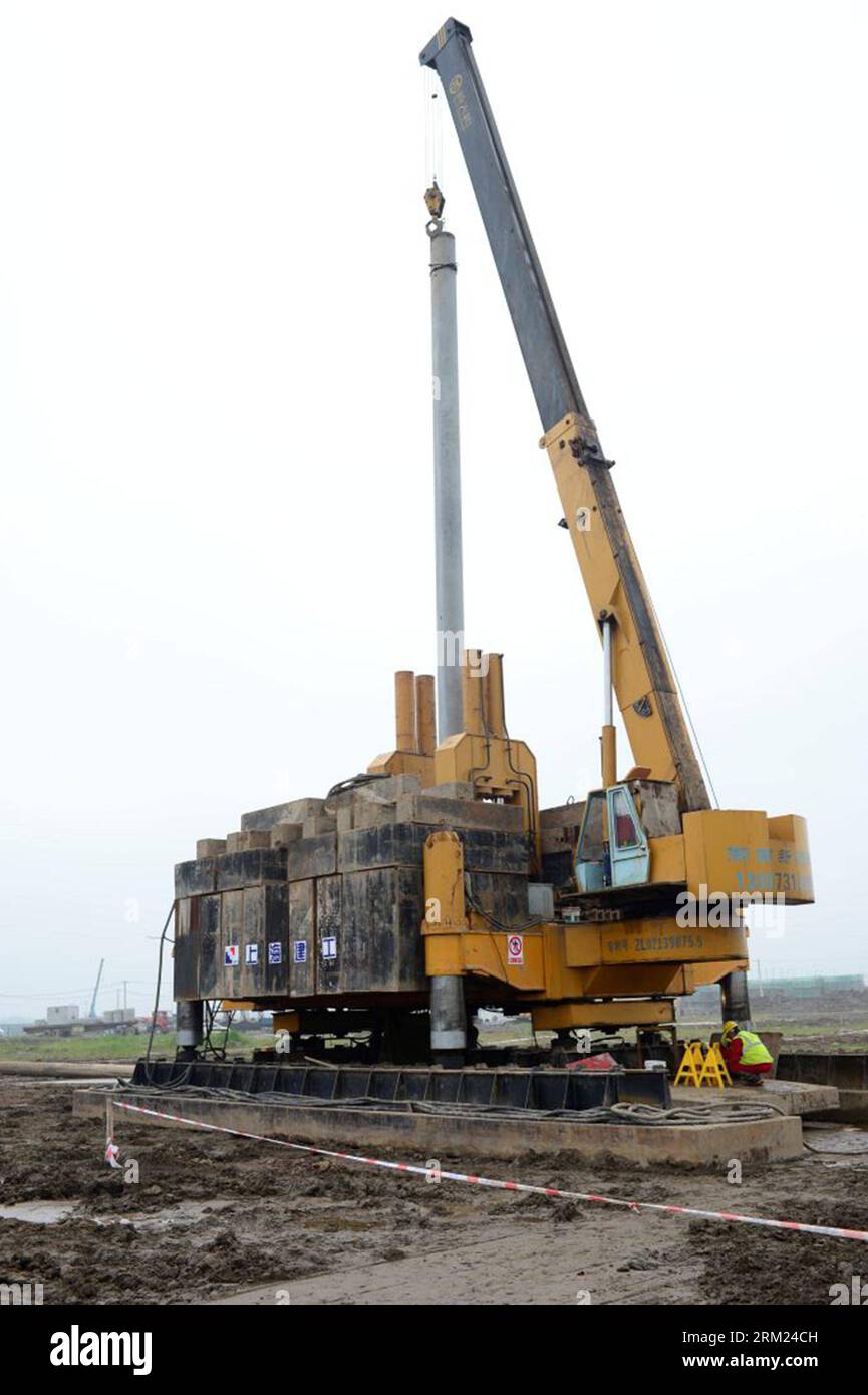 Bildnummer: 59689958  Datum: 24.05.2013  Copyright: imago/Xinhua (130524) -- SHANGHAI, May 24, 2013 (Xinhua) --Builders lay the foundations of a castle at the Shanghai Disney Resort in Shanghai, east China, May 24, 2013. Intended to open at the end of 2015, the resort will initially be comprised of Shanghai Disneyland, a Magic-Kingdom-style park as well as two themed hotels, a large retail, dining and entertainment venue, recreational facilities, a lake and transportation hubs. Covering an area of 1.16 square km, the theme park inside the 3.9-square-km Shanghai Disney Resort will be the world Stock Photo