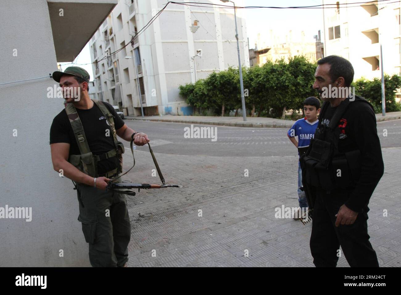 Bildnummer: 59686790  Datum: 23.05.2013  Copyright: imago/Xinhua (130523) -- TRIPOLI, May 23, 2013 (Xinhua) -- A Lebanese gunman is on guard during clashes between the rival neighborhoods of Alawite Jabal Mohsen backing Syrian President BasharxTabbaneh, the opponents of the Syrian administration in Tripoli, Lebanon, on May 23, 2013. At least seven were killed and 40 others injured in overnight clashes in Lebanon s northern city of Tripoli, bringing the total casualties of the four-day clashes to over 20 killed and 160 injured, according to security source. (Xinhua/Omar) LEBANON-TRIPOLI-UNREST- Stock Photo