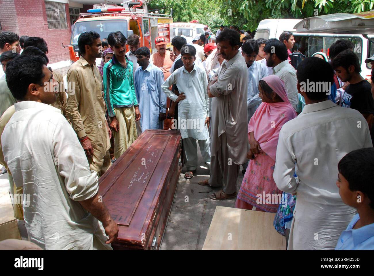 Bildnummer: 59700008  Datum: 25.05.2013  Copyright: imago/Xinhua (130525) -- GUJRAT (PAKISTAN), May 25, 2013 (Xinhua) -- gather around coffins of children who were killed in a school van gas cylinder blast on the outskirts of Gujrat, a district in Pakistan s eastern province of Punjab, on May 25, 2013. At least 15 children were killed in the school van gas cylinder blast that took place early Saturday morning in Gujrat, reported local media Dunya. (Xinhua/Stringer) (lr) PAKISTAN-GUJRAT-SCHOOL VAN GAS CYLINDER BLAST PUBLICATIONxNOTxINxCHN Gesellschaft Gasexplosion Schule Kind Opfer Trauer Traue Stock Photo