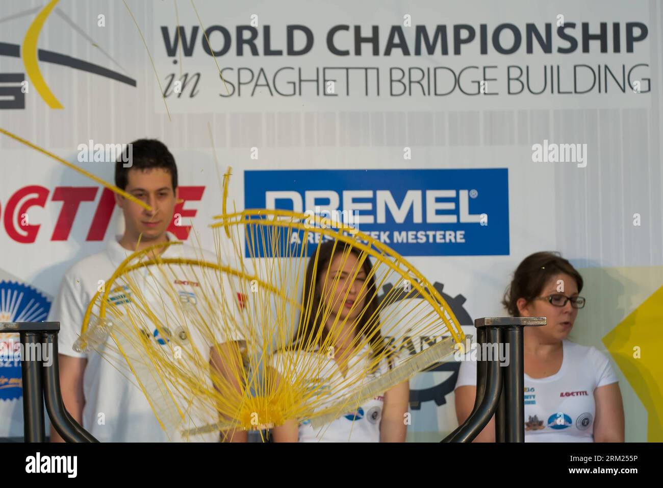 Bildnummer: 59699061  Datum: 24.05.2013  Copyright: imago/Xinhua (130525) -- BUDAPEST, May 24, 2013 (Xinhua) -- Competitors watch their construction being destroyed during the World Championship in Spaghetti Bridge Building in Budapest, Hungary, on May 24, 2013. The World Championship in Spaghetti Bridge Building was organized by Obuda University. Spaghetti bridges could be built by only spaghetti and glue in the competition.(Xinhua/Attila Volgyi) (dzl) HUNGARY-BUDAPEST-SPAGHETTI BRIDGE BUILDING-WORLD CHAMPIONSHIP PUBLICATIONxNOTxINxCHN Objekte Wettbewerb Food Foodart Kunst Brücke Spaghetti ku Stock Photo