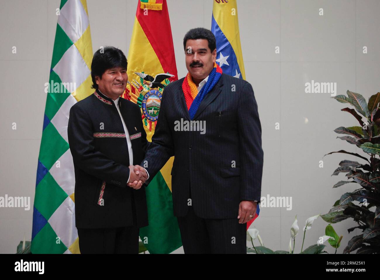 Bildnummer: 59701432  Datum: 25.05.2013  Copyright: imago/Xinhua Image provided by Venezuelan Presidency shows Venezuelan President Nicolas Maduro (R) shaking hands with Bolivian President Evo Morales in the city of Cochabamba, Bolivia, on May 25, 2013. (Xinhua/Presidency of Venezuela) (py) BOLIVIA-VENEZUELA-PRESIDENTS-MEETING PUBLICATIONxNOTxINxCHN Politik People xsp x1x 2013 quer Highlight premiumd     59701432 Date 25 05 2013 Copyright Imago XINHUA Image provided by Venezuelan Presidency Shows Venezuelan President Nicolas Maduro r Shaking Hands With Bolivian President Evo Morales in The Cit Stock Photo
