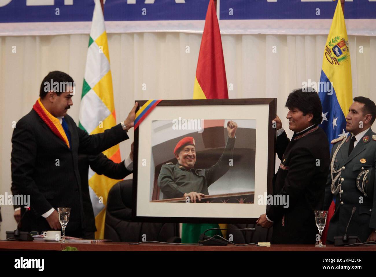 Bildnummer: 59703740  Datum: 25.05.2013  Copyright: imago/Xinhua Photo provided by Venezuela s Presidency shows Bolivian President Evo Morales (2nd R) and Venezuelan President Nicolas Maduro displaying a portrait of late former Venezuelan President Hugo Chavez during the second meeting of the Bolivia-Venezuela Joint Integration Commission, in Cochabamba City, Bolivia, on May 25, 2013. (Xinhua/Venezuelas Presidency) BOLIVIA-COCHABAMBA-VENEZUELA-POLITICS-MEETING PUBLICATIONxNOTxINxCHN People Politik premiumd x0x xsk 2013 quer     59703740 Date 25 05 2013 Copyright Imago XINHUA Photo provided by Stock Photo