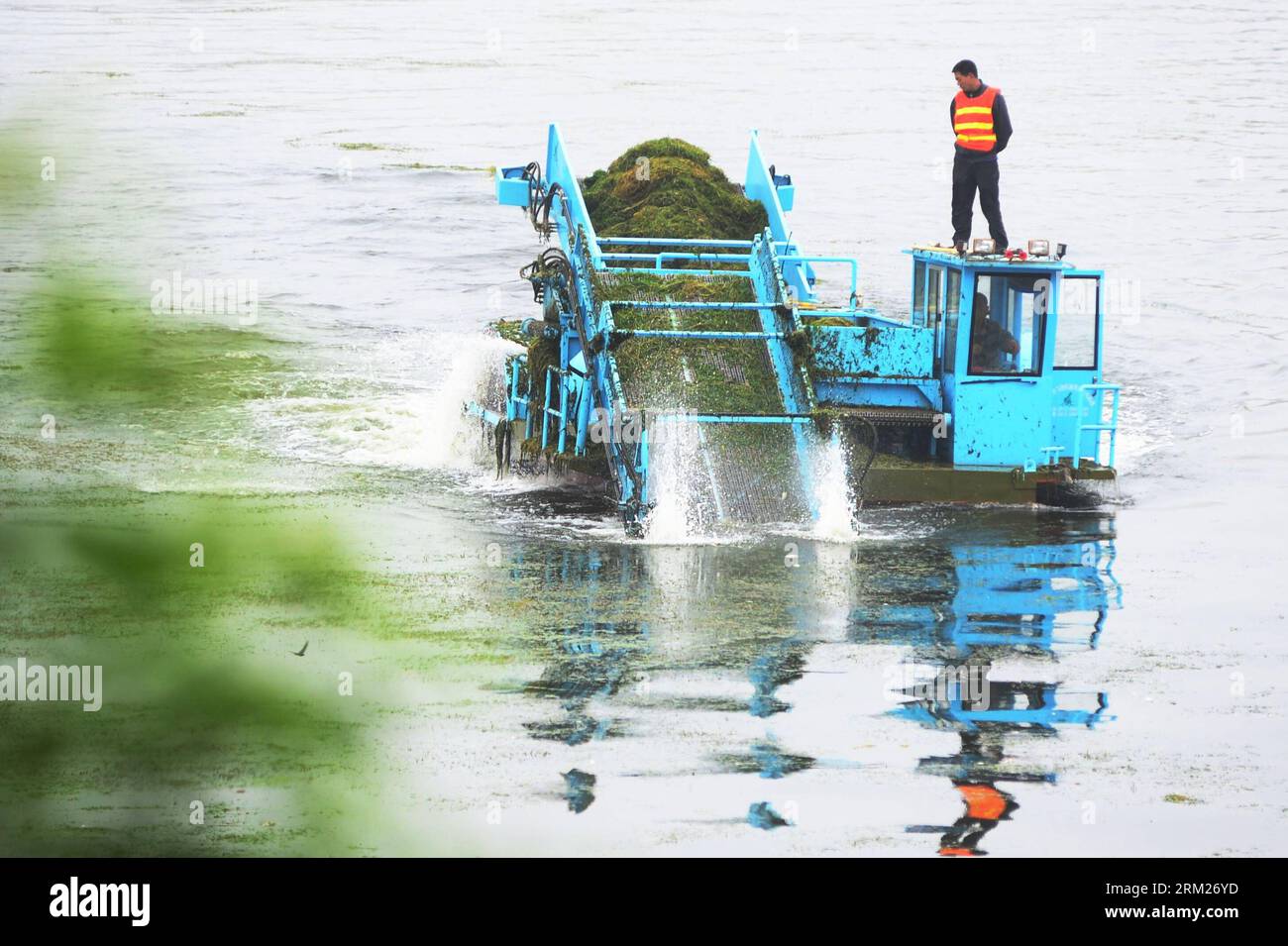 Bildnummer: 59720296  Datum: 28.05.2013  Copyright: imago/Xinhua Members of the local water authority clear overgrown waterweeds with a machine to improve the environment of the Haihe River in Tianjin Municipality, north China, May 28, 2013. (Xinhua/Wang Xiaoming) (wqq) CHINA-TIANJIN-HAIHE RIVER-WATERWEEDS (CN) PUBLICATIONxNOTxINxCHN Gesellschaft x2x xkg 2013 quer Aufmacher o0 Ökologie Wasser, Algen Algenpest     59720296 Date 28 05 2013 Copyright Imago XINHUA Members of The Local Water Authority Clear overgrown Waterweeds With a Machine to Improve The Environment of The Haihe River in Tianjin Stock Photo
