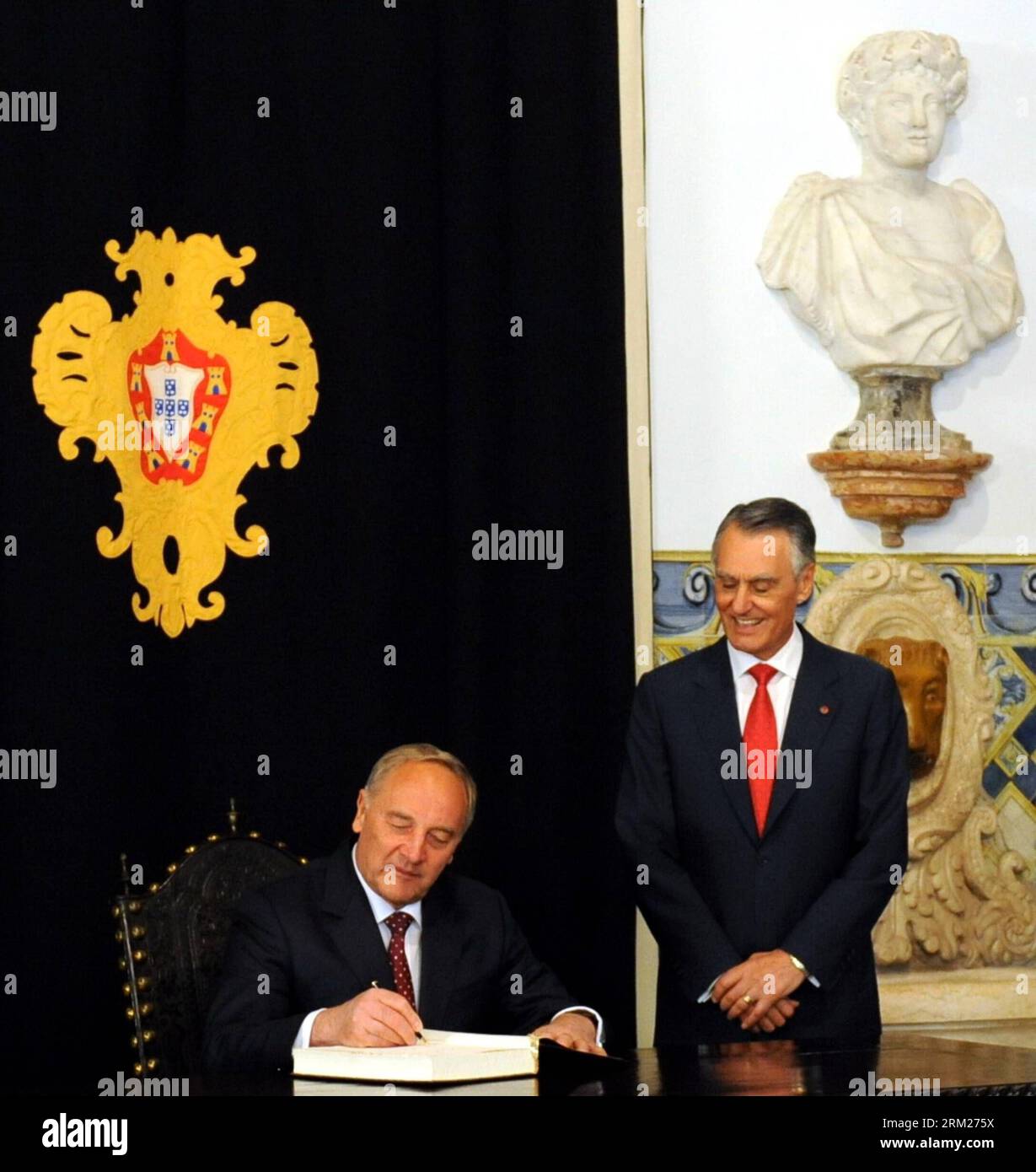 Bildnummer: 59721352  Datum: 28.05.2013  Copyright: imago/Xinhua (130528) -- LISBON, May 28, 2013 (Xinhua) -- Visiting Latvian President Andris Berzins (L) signs a guest book at Portugal s presidential palace in Lisbon on May 28, 2013. Berzins met with his Portuguese counterpart Anibal Cavaco Silva and Prime Minister Pedro Passos Coelho separately on Tuesday. Cavaco Silva said Portugal supports Latvia for its efforts to enter the Eurozone and the Organization for Economic Co-operation and Development (OECD). (Xinhua/Zhang Liyun) (zw) PORTUGAL-LATVIA-DIPLOMACY PUBLICATIONxNOTxINxCHN People Poli Stock Photo