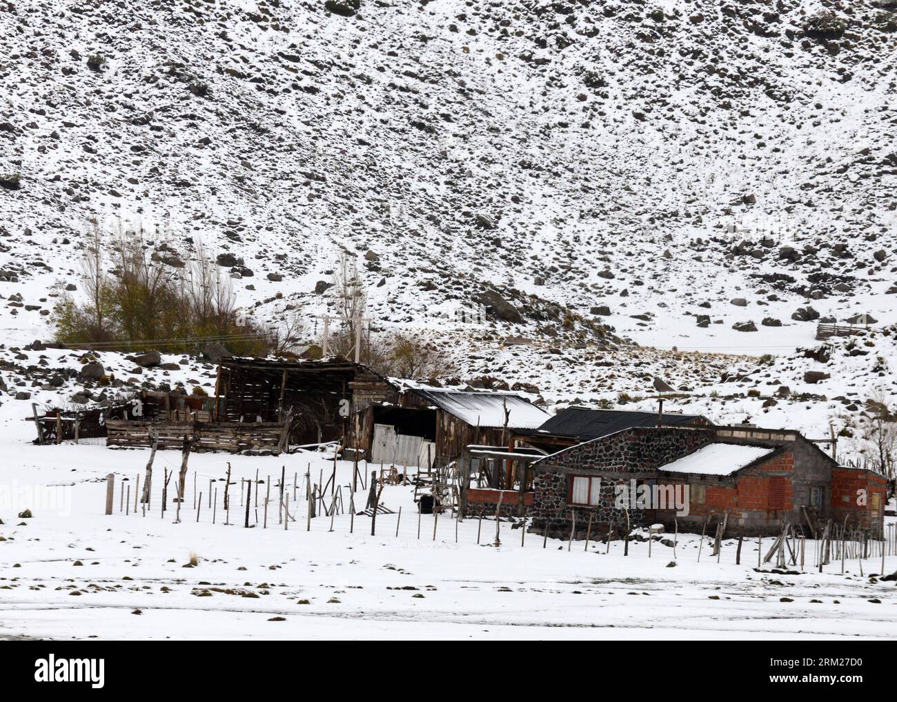 Bildnummer: 59723014  Datum: 28.05.2013  Copyright: imago/Xinhua (130529) -- NEUQUEN, May 28, 2013 (Xinhua) -- Houses covered with snow are seen in the rural area of Caviahue, close to Copahue volcano, which is on maximum alert of possible eruption, at the border locality of Caviahue-Copahue, in the Neuquen province, Argentina, May 28, 2013. Chilean and Argentine authorities declared red alert on an eventual eruption, and evacuation started on both sides. (Xinhua/Pepe Delloro/TELAM) ARGENTINA-NEUQUEN-ENVIRONMENT-VOLCANO PUBLICATIONxNOTxINxCHN xcb x0x 2013 quer     59723014 Date 28 05 2013 Copy Stock Photo
