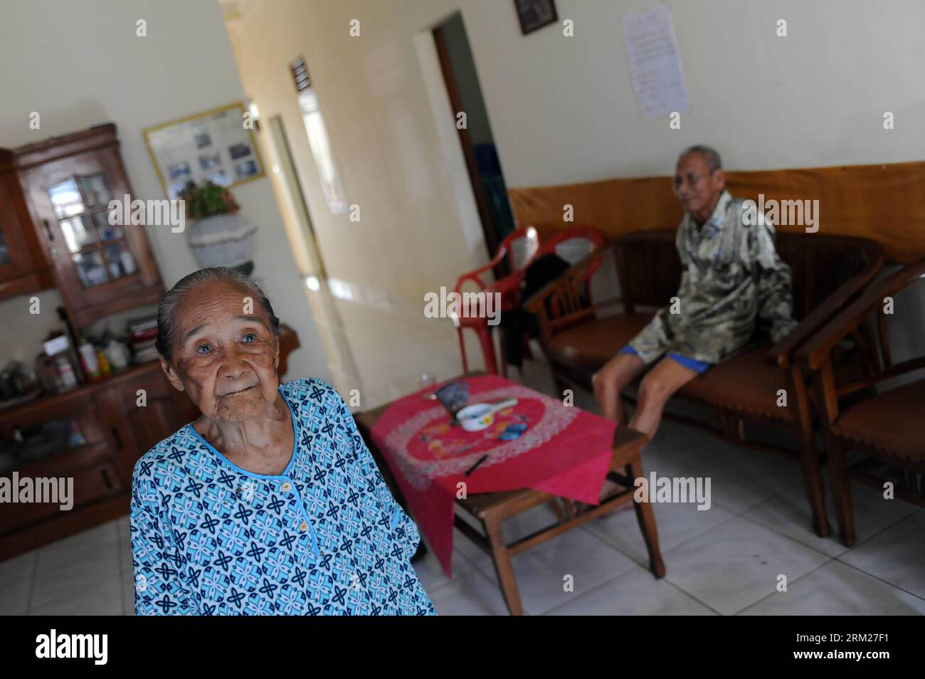 Bildnummer: 59726031  Datum: 29.05.2013  Copyright: imago/Xinhua (130529) -- JAKARTA, May 29, 2013 (Xinhua) -- Lestari (L), 82 years old, and Marzuki, 78 years old, are seen in their residence at a house for elderly in Jakarta, Indoensia, May 29, 2013. The number of elderly citizens in Indonesia has reached 11 percent of the total population of 240 million in 2012. (Xinhua/Veri Sanovri) INDONESIA-JAKARTA-ELDERLY PUBLICATIONxNOTxINxCHN xcb x0x 2013 quer      59726031 Date 29 05 2013 Copyright Imago XINHUA  Jakarta May 29 2013 XINHUA Lestari l 82 Years Old and Marzuki 78 Years Old are Lakes in t Stock Photo