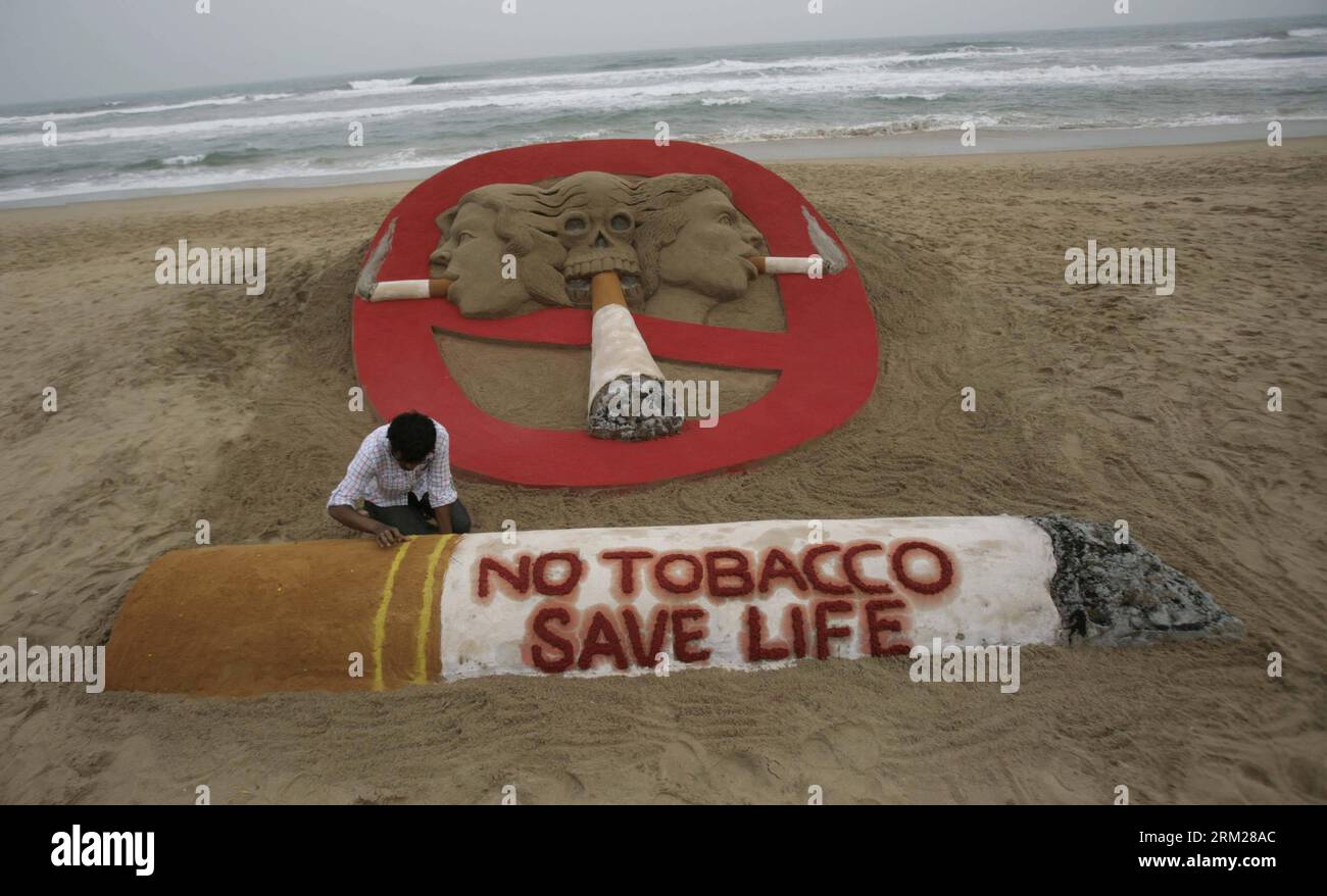 Bildnummer: 59735952  Datum: 30.05.2013  Copyright: imago/Xinhua Sand artist Sudarshan Pattnaik gives a final touch to his anti-tobacco sand sculpture on the eve of the World No Tobacco Day on the beach of Puri, in eastern Indian state Orissa s Bhubaneswar, May 30, 2013. The World Health Organization (WHO) has called for a comprehensive ban on all tobacco advertising, promotion and sponsorship, saying that the tobacco companies aggressive marketing has led to addiction killing at least 6 million worldwide each year. (Xinhua/Stringer)(zcc) INDIA-BHUBANESWAR-WORLD NO TOBACCO DAY-EVE PUBLICATIONx Stock Photo