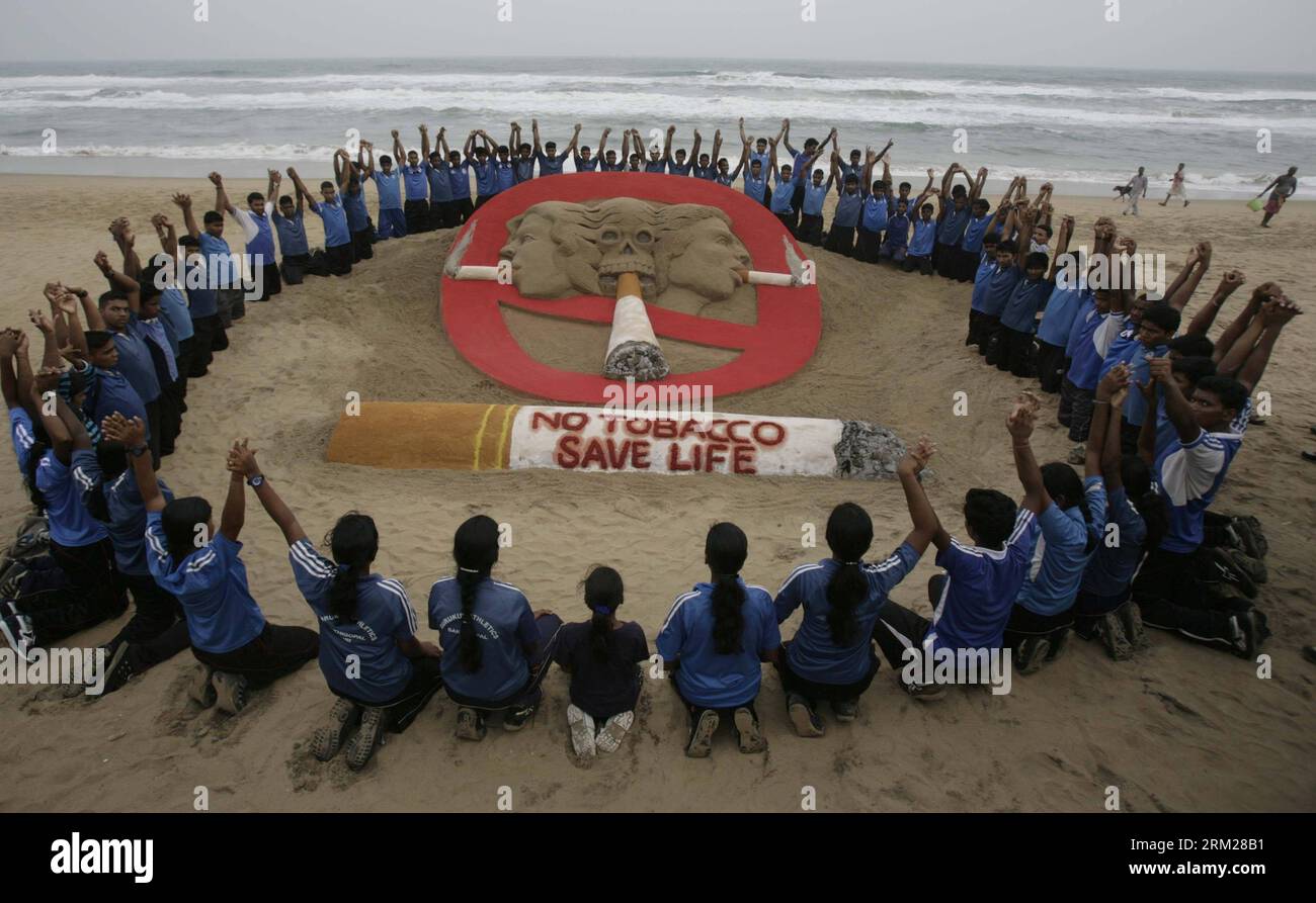 Bildnummer: 59735951  Datum: 30.05.2013  Copyright: imago/Xinhua Students gather around the anti-tobacco sand sculpture created by sand artist Sudarshan Pattnaik on the eve of the World No Tobacco Day on the beach of Puri, in eastern Indian state Orissa s Bhubaneswar, May 30, 2013. The World Health Organization (WHO) has called for a comprehensive ban on all tobacco advertising, promotion and sponsorship, saying that the tobacco companies aggressive marketing has led to addiction killing at least 6 million worldwide each year. (Xinhua/Stringer)(zcc) INDIA-BHUBANESWAR-WORLD NO TOBACCO DAY-EVE P Stock Photo
