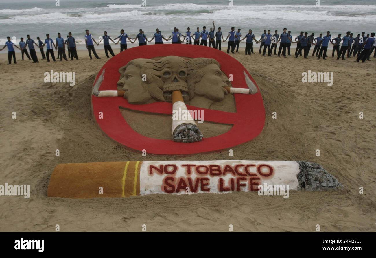 Bildnummer: 59735953  Datum: 30.05.2013  Copyright: imago/Xinhua Students gather around the anti-tobacco sand sculpture created by sand artist Sudarshan Pattnaik on the eve of the World No Tobacco Day on the beach of Puri, in eastern Indian state Orissa s Bhubaneswar, May 30, 2013. The World Health Organization (WHO) has called for a comprehensive ban on all tobacco advertising, promotion and sponsorship, saying that the tobacco companies aggressive marketing has led to addiction killing at least 6 million worldwide each year. (Xinhua/Stringer)(zcc) INDIA-BHUBANESWAR-WORLD NO TOBACCO DAY-EVE P Stock Photo