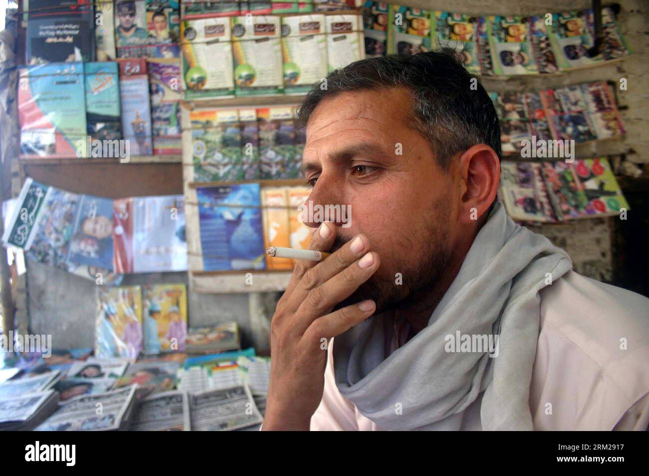 Bildnummer: 59743781  Datum: 31.05.2013  Copyright: imago/Xinhua (130531) -- PESHAWAR, May 31, 2013 (Xinhua) -- A Pakistani man smokes on World No Tobacco Day in northwest Pakistan s Peshawar on May 31, 2013. The World Health Organization (WHO) has called for a comprehensive ban on all tobacco advertising, promotion and sponsorship, saying that the tobacco companies aggressive marketing has led to addiction killing at least six million worldwide each year. (Xinhua Photo/Ahmad Sidique) PAKISTAN-PESHAWAR-WORLD NO TOBACCO DAY PUBLICATIONxNOTxINxCHN xas x0x 2013 quer      59743781 Date 31 05 2013 Stock Photo