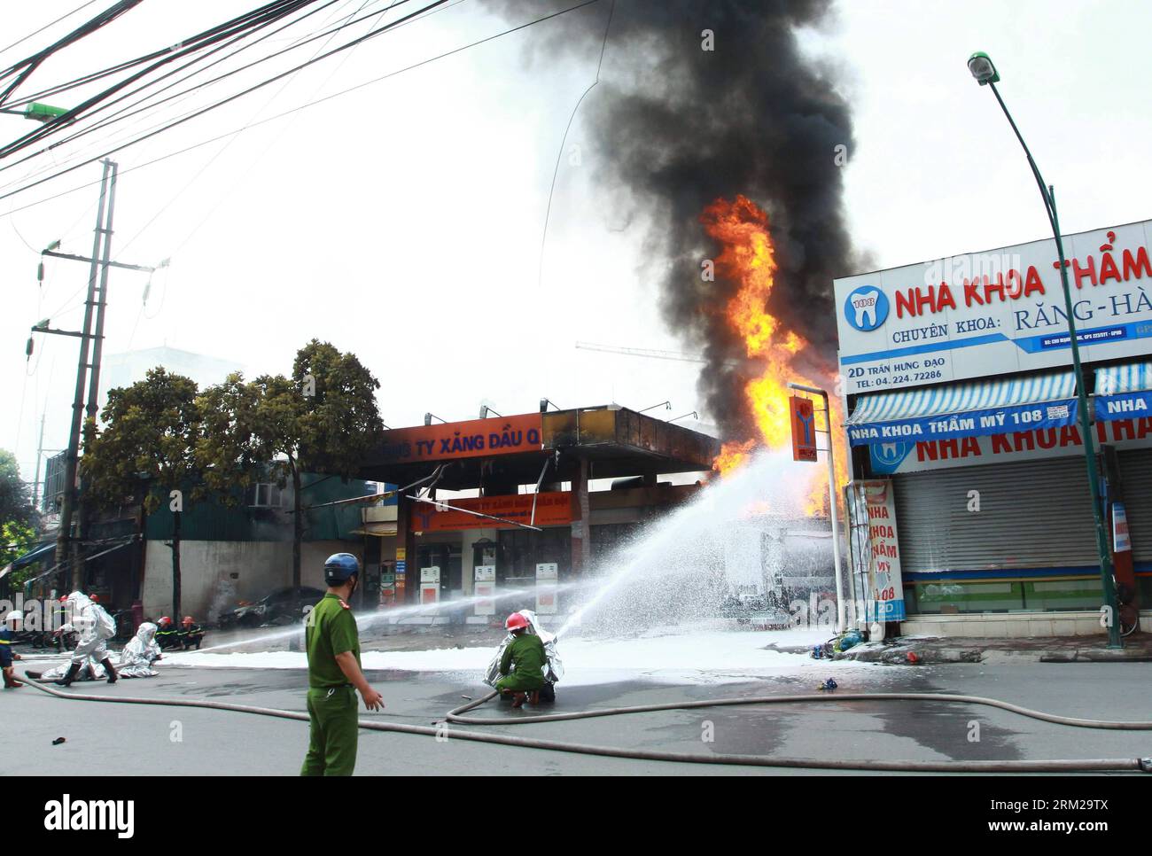 Bildnummer: 59753914 Datum: 03.06.2013 Copyright: imago/Xinhua (130603) --  HANOI, June 3, 2013 (Xinhua) -- Firemen try to extinguish a fire occurred  at a gas station in Hanoi, capital of Vietnam, June 3,
