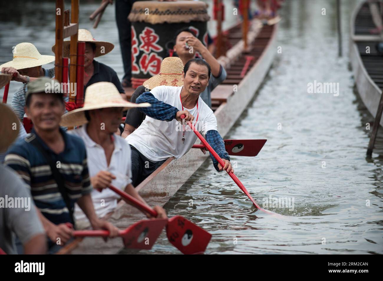 Bildnummer: 59784320  Datum: 06.06.2013  Copyright: imago/Xinhua (130606)-- GUANGZHOU, June 6, 2013 (Xinhua) -- Villagers have a trial run of their new dragon boat during a launching ceremony at the Chenhanhui Shipyard at Shangjiao Village in Guangzhou, capital of south China s Guangdong Province, June 6, 2013. Chenhanhui Shipyard has been busy making new dragon boats and renovating old ones for the upcoming Dragon Boat Festival that falls on June 12 this year. in many parts of China have the tradition to hold dragon boat races during the festival. (Xinhua/Mao Siqian) CHINA-GUANGZHOU-NEW DRAGO Stock Photo