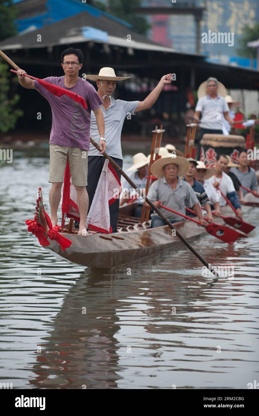 Bildnummer: 59784319  Datum: 06.06.2013  Copyright: imago/Xinhua (130606)-- GUANGZHOU, June 6, 2013 (Xinhua) -- Villagers have a trial run of their new dragon boat during a launching ceremony at the Chenhanhui Shipyard at Shangjiao Village in Guangzhou, capital of south China s Guangdong Province, June 6, 2013. Chenhanhui Shipyard has been busy making new dragon boats and renovating old ones for the upcoming Dragon Boat Festival that falls on June 12 this year. in many parts of China have the tradition to hold dragon boat races during the festival. (Xinhua/Mao Siqian) CHINA-GUANGZHOU-NEW DRAGO Stock Photo
