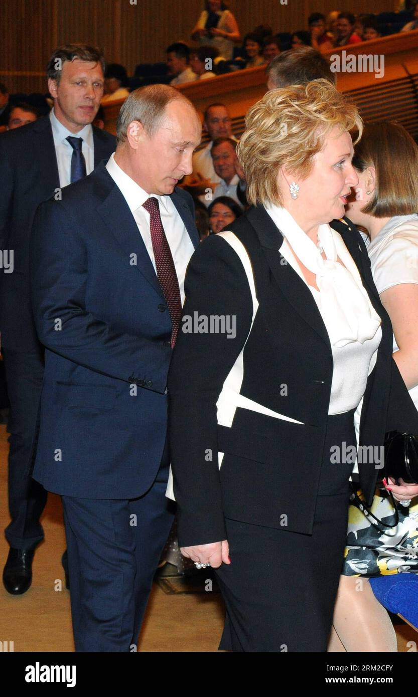 Bildnummer: 59786311  Datum: 06.06.2013  Copyright: imago/Xinhua (130606) -- MOSCOW, June 6, 2013 (Xinhua) -- Russian President Vladimir Putin and his wife Lyudmila Putina walk to watch a ballet show in Moscow s Kremlin on June 6, 2013. Putin and his wife Lyudmila Putina on Thursday announced their divorce. (Xinhua/RIA) RUSSIA-MOSCOW-PUTIN-DIVORCE PUBLICATIONxNOTxINxCHN Politik people privat Familie Frau Ehefrau xas x0x 2013 hoch Aufmacher premiumd      59786311 Date 06 06 2013 Copyright Imago XINHUA  Moscow June 6 2013 XINHUA Russian President Vladimir Putin and His wife Lyudmila Putina Walk Stock Photo