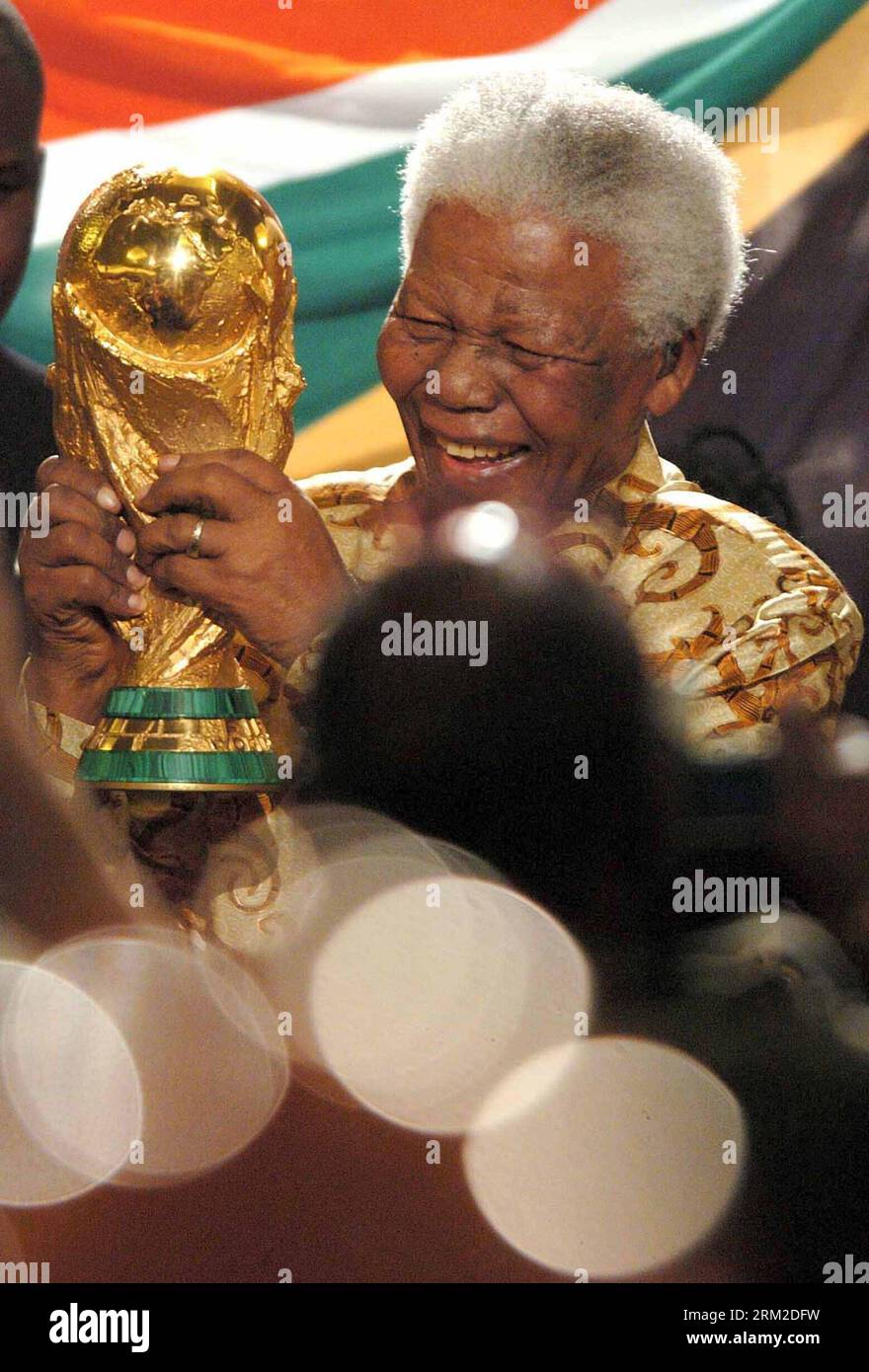 (130608) -- Zurich, May 15, 2004 (Xinhua) -- File photo taken on May 15, 2004 shows the former president of South Africa Nelson Mandela (R) holding the Titan Cup as South Africa was announced to host the 2010 FIFA World Cup in Zurich, Switzerland. Former South African President Nelson Mandela is in serious but stable condition after being taken to a hospital to be treated for a lung infection, the government said Saturday, prompting an outpouring of concern from admirers of a man who helped to end white racist rule. (Xinhua/Qi Heng) (zhf) SOUTH AFRICA-MANDELA-HOSPITALIZATION PUBLICATIONxNOTxIN Stock Photo