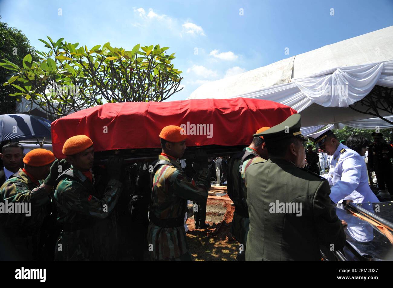 Bildnummer: 59794548  Datum: 09.06.2013  Copyright: imago/Xinhua (130609) -- JAKARTA, June 9, 2013 (Xinhua) -- Soldiers carry the coffin of Taufik Kiemas, chairman of the Indonesian People s Consultative Assembly and husband of former Indonesian President Megawati Sukarnoputri, during an official burial ceremony at Kalibata national heroes cemetery in Jakarta, Indonesia, June 9, 2013. Taufik Kiemas died at a Singapore hospital Saturday evening. (Xinhua/Agung Kuncahya B.) INDONESIA-JAKARTA-TAUFIK KIEMAS-FUNERAL PUBLICATIONxNOTxINxCHN People Politik Beerdigung Trauerfeier xcb x0x 2013 quer premi Stock Photo