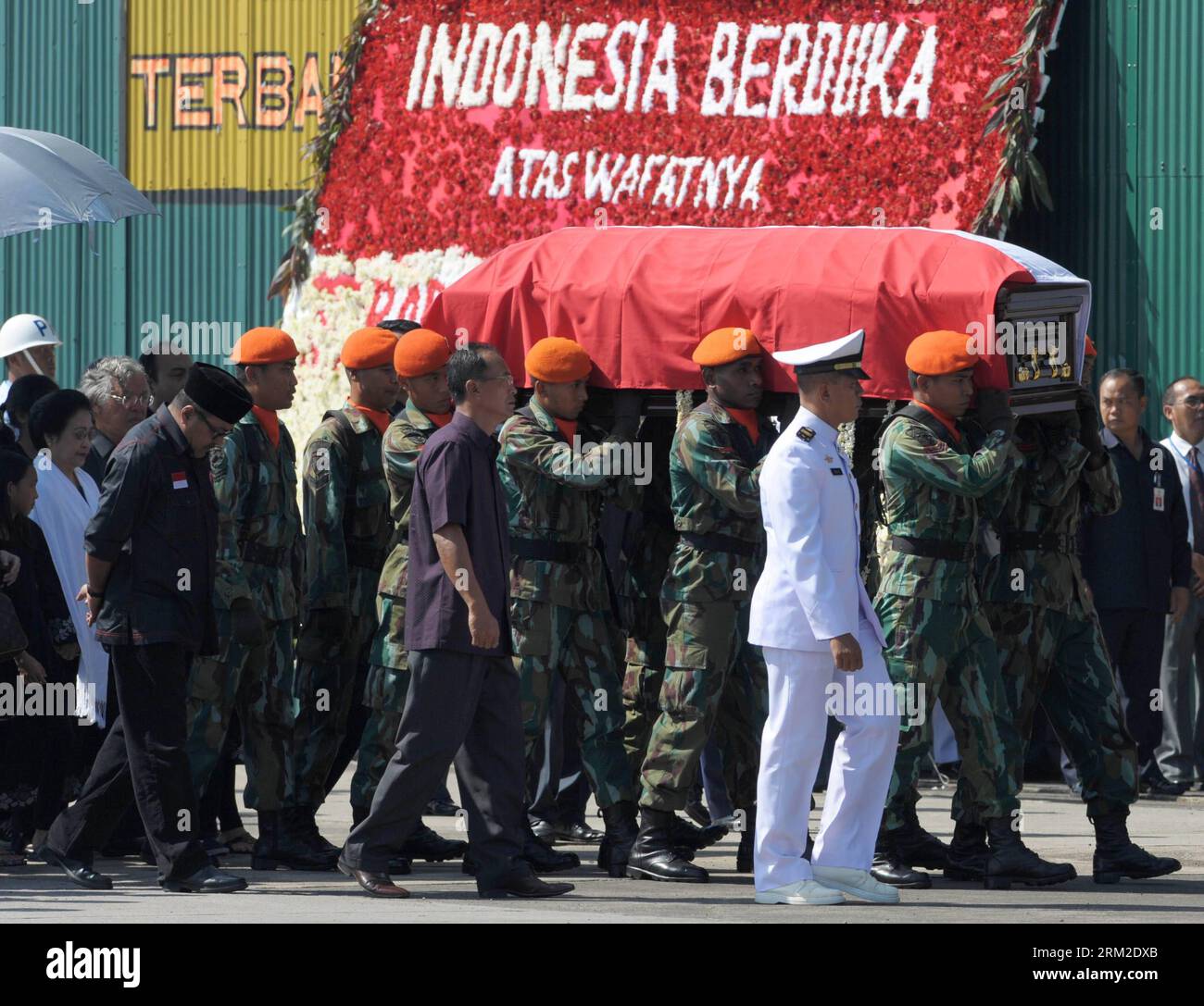 Bildnummer: 59794545  Datum: 09.06.2013  Copyright: imago/Xinhua (130609) -- JAKARTA, June 9, 2013 (Xinhua) -- Soldiers carry the coffin of Taufik Kiemas, chairman of the Indonesian People s Consultative Assembly and husband of former Indonesian President Megawati Sukarnoputri, during a ceremony at the military air base in Jakarta, Indonesia, June 9, 2013. Taufik Kiemas died at a Singapore hospital Saturday evening. (Xinhua/Zulkarnain) INDONESIA-JAKARTA-TAUFIK KIEMAS-FUNERAL PUBLICATIONxNOTxINxCHN People Politik Beerdigung Trauerfeier xcb x0x 2013 quer premiumd      59794545 Date 09 06 2013 Co Stock Photo