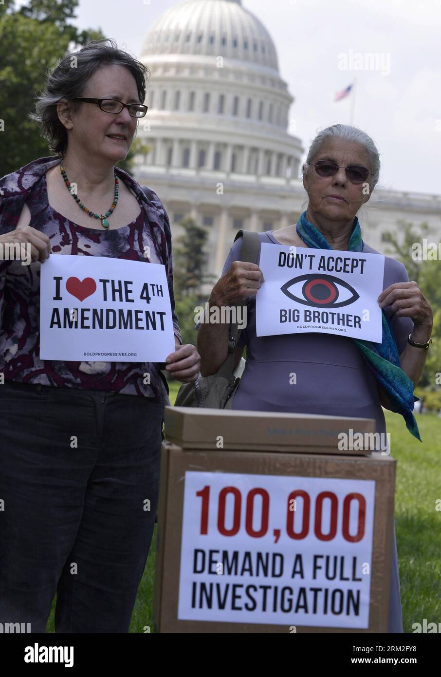 Bildnummer: 59820401  Datum: 12.06.2013  Copyright: imago/Xinhua Activists demonstrate during an event before delivering 100,000 petition signatures to U.S. Senators, demanding investigation, disclosure, and action against dragnet spying, on Capitol Hill in Washington D.C., capital of the United States, June 12, 2013. (Xinhua/Zhang Jun) U.S.-WASHINGTON D.C.-NSA-SPY-PETITION PUBLICATIONxNOTxINxCHN Politik Gesellschaft Demo Protest Big Brother staatliche Ueberwachung Petition x2x xrj 2013 hoch     59820401 Date 12 06 2013 Copyright Imago XINHUA activists demonstrate during to Event Before Delive Stock Photo