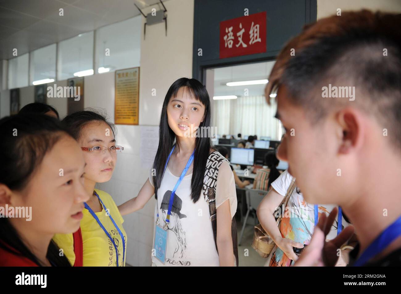 Bildnummer: 59834046  Datum: 14.06.2013  Copyright: imago/Xinhua (130614) -- GUIYANG, June 14, 2013 (Xinhua) --Examinees talk with each other after viewing the college entrance exam paper marking work at a paper marking room in Guizhou Normal University in Guiyang, capital of southwest China s Guizhou Province, June 14, 2013. The paper marking work in Guizhou opens to several examinees and their parents on Friday. (Xinhua/Liu Xu) (zc) CHINA-GUIZHOU-COLLEGE ENTRANCE EXAM-PAPER MARKING (CN) PUBLICATIONxNOTxINxCHN Gesellschaft Bildung Universität Aufnahmeprüfung Prüfung Korrektur xbs x1x 2013 que Stock Photo
