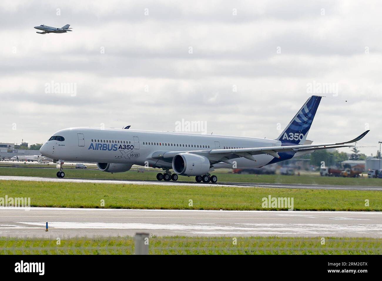 Bildnummer: 59834497  Datum: 14.06.2013  Copyright: imago/Xinhua (130614) -- TOULOUSE, June 14, 2013 (Xinhua) -- Airbus s A350 XWB (eXtra Wide Body) plane is about to take off from Toulouse-Blagnac airport, southwestern France, on its first test flight on June 14, 2013. The A350 XWB is Airbus all-new mid-size long range product line. To date it has already won 613 firm orders from 33 customers worldwide. (Xinhua/Chen Cheng) FRANCE-AIRBUS-A350 XWB-TEST FLIGHT PUBLICATIONxNOTxINxCHN Flugzeug x0x xkg 2013 quer      59834497 Date 14 06 2013 Copyright Imago XINHUA  Toulouse June 14 2013 XINHUA Airb Stock Photo