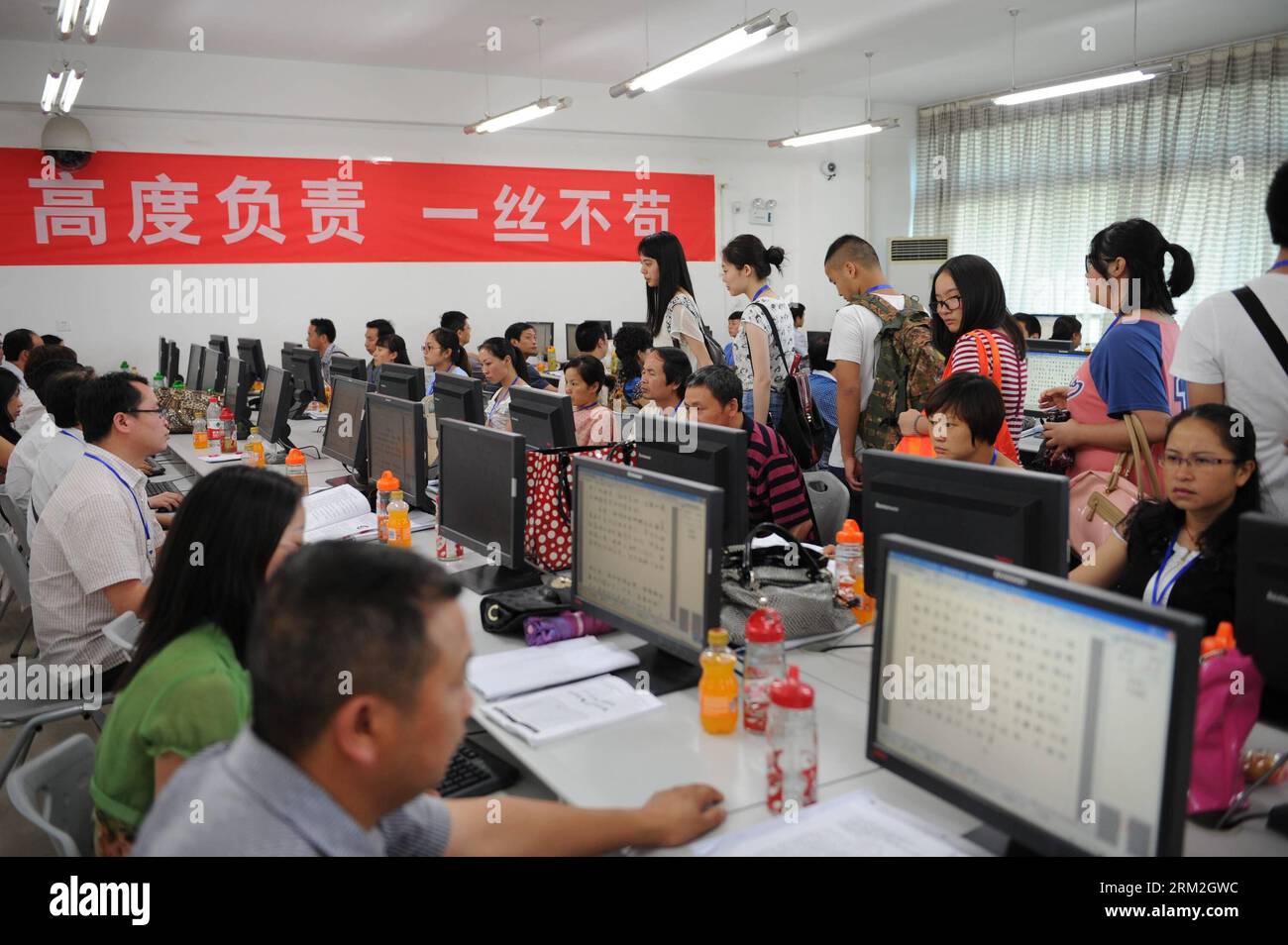Bildnummer: 59834044  Datum: 14.06.2013  Copyright: imago/Xinhua (130614) -- GUIYANG, June 14, 2013 (Xinhua) --Examinees view the college entrance exam paper marking work at a paper marking room in Guizhou Normal University in Guiyang, capital of southwest China s Guizhou Province, June 14, 2013. The paper marking work in Guizhou opens to several examinees and their parents on Friday. (Xinhua/Liu Xu) (zc) CHINA-GUIZHOU-COLLEGE ENTRANCE EXAM-PAPER MARKING (CN) PUBLICATIONxNOTxINxCHN Gesellschaft Bildung Universität Aufnahmeprüfung Prüfung Korrektur xbs x1x 2013 quer  o0 Korrigieren, Test,     5 Stock Photo