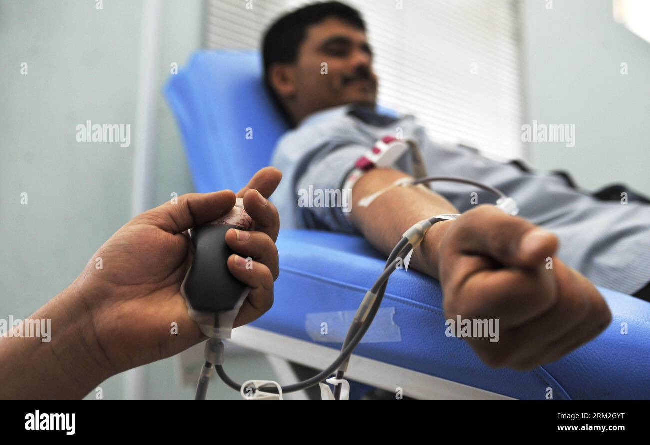 Bildnummer: 59835490  Datum: 14.06.2013  Copyright: imago/Xinhua (130614) -- SANAA, June 14, 2013 (Xinhua) -- A Yemeni man donates blood at a blood bank in hospital, in Sanaa, Yemen, on June 14, 2013, the World Blood Donor Day. (Xinhua/Mohammed Mohammed) YEMEN-SANAA-WORLD BLOOD DONOR DAY PUBLICATIONxNOTxINxCHN Gesellschaft Weltblutspendetag Welt Blutspende Tag x2x xac 2013 quer  o0 Spenden Blutspenden     59835490 Date 14 06 2013 Copyright Imago XINHUA  Sanaa June 14 2013 XINHUA a Yemeni Man donate Blood AT a Blood Bank in Hospital in Sanaa Yemen ON June 14 2013 The World Blood Donor Day XINHU Stock Photo