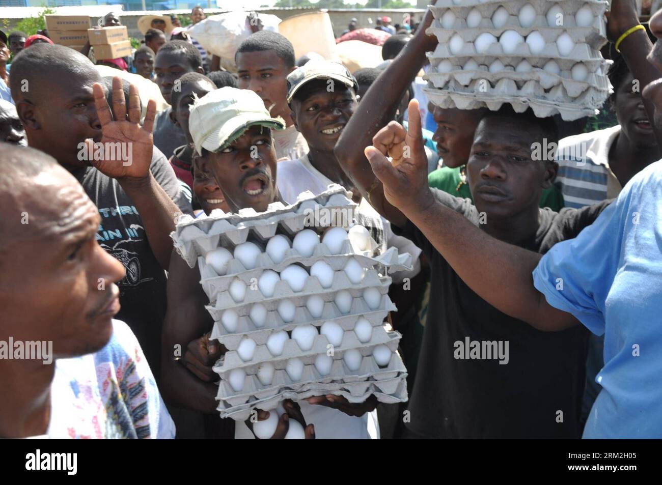 Bildnummer: 59836089  Datum: 14.06.2013  Copyright: imago/Xinhua DAJABON, June 14, 2013 - Haitian men try to take eggs to their country as being prohibited from importing poultry from Dominica, at the Dominican-Haitian border in Dajabon province, Dominica, on June 14, 2013. The Haitian goverment forbids the import of poultry products from Dominican Republic to prevent avian flu in its country, according to the Industry and Comerce, and Agriculture Ministries of Haiti. Dominican authorities said there isn t avian flu in the country, and they expect Haiti s government to stop the ban. (Xinhua/On Stock Photo