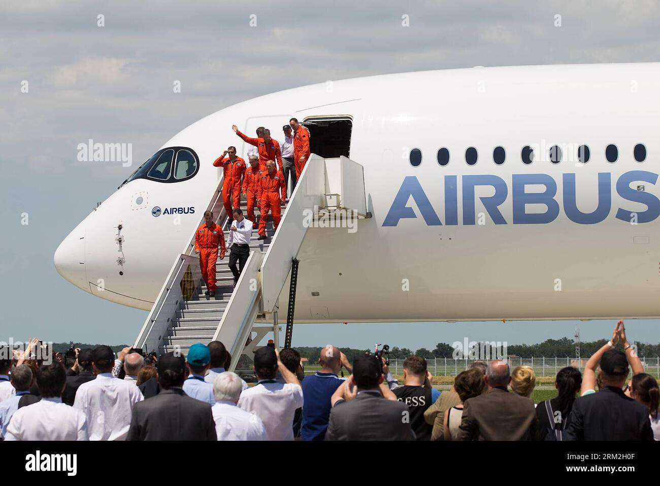 Bildnummer: 59834868  Datum: 14.06.2013  Copyright: imago/Xinhua (130614) -- TOULOUSE, June 14, 2013 (Xinhua) -- Crew members of Airbus s A350 XWB (eXtra Wide Body) plane walk out of the cabin after it landed at the Toulouse-Blagnac airport, southwestern France, on June 14, 2013. After its first four-hour test flight, the A350 XWB plane landed safely in southern France on Friday. (Xinhua/Chen Cheng) FRANCE-AIRBUS-A350 XWB-TEST FLIGHT PUBLICATIONxNOTxINxCHN Wirtschaft Verkehr Luftfahrt Testflug Airbus A 350 premiumd xbs x0x 2013 quer      59834868 Date 14 06 2013 Copyright Imago XINHUA  Toulous Stock Photo