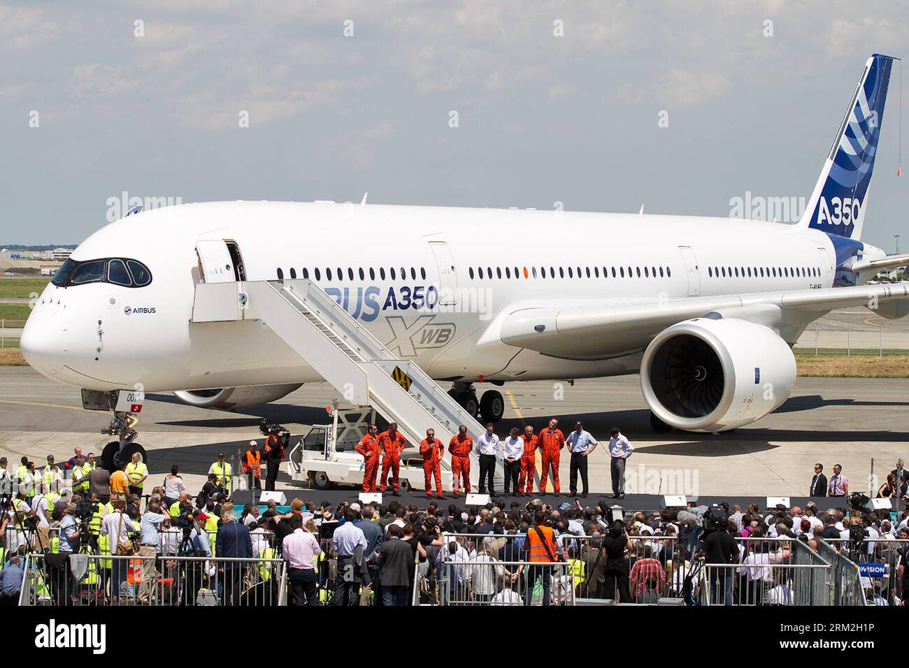 Bildnummer: 59834867  Datum: 14.06.2013  Copyright: imago/Xinhua (130614) -- TOULOUSE, June 14, 2013 (Xinhua) -- Crew members of Airbus s A350 XWB (eXtra Wide Body) plane attend a press conference after it landed at the Toulouse-Blagnac airport, southwestern France, on June 14, 2013. After its first four-hour test flight, the A350 XWB plane landed safely in southern France on Friday. (Xinhua/Chen Cheng) FRANCE-AIRBUS-A350 XWB-TEST FLIGHT PUBLICATIONxNOTxINxCHN Wirtschaft Verkehr Luftfahrt Testflug Airbus A 350 premiumd xbs x0x 2013 quer      59834867 Date 14 06 2013 Copyright Imago XINHUA  Tou Stock Photo