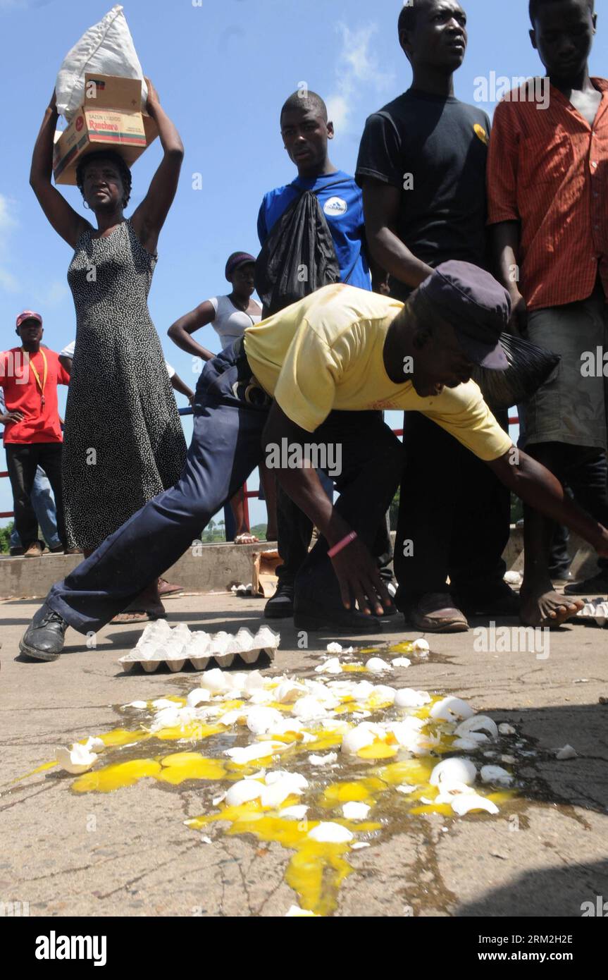 Bildnummer: 59836087  Datum: 14.06.2013  Copyright: imago/Xinhua DAJABON, June 14, 2013 - A Haitian man tries to recover eggs after being prohibited from importing poultry from Dominica, at the Dominican-Haitian border in Dajabon province, Dominica, on June 14, 2013. The Haitian goverment forbids the import of poultry products from Dominican Republic to prevent avian flu in its country, according to the Industry and Comerce, and Agriculture Ministries of Haiti. Dominican authorities said there isn t avian flu in the country, and they expect Haiti s government to stop the ban. (Xinhua/Onelio Do Stock Photo