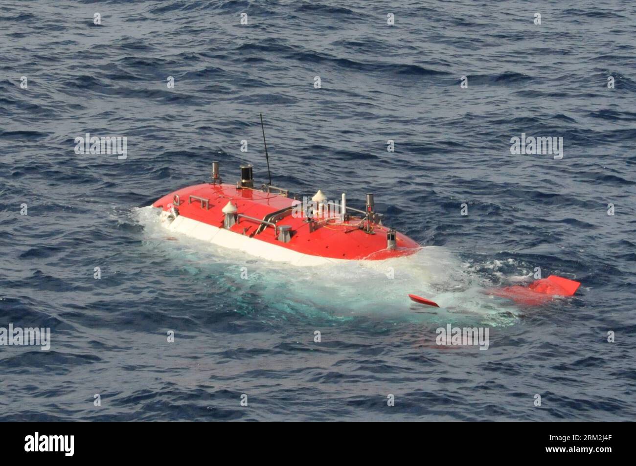 Bildnummer: 59844132  Datum: 17.06.2013  Copyright: imago/Xinhua (130617) -- ABOARD XIANGYANGHONG 09, June 17, 2013 (Xinhua) -- Photo taken on June 17, 2013 shows China s manned deep-sea submersible Jiaolong ermerge from water in the South China Sea, south China.   (0830 GMT) on June 17.  (Xinhua/Zhang Xudong) (zc) CHINA-SOUTH CHINA SEA-JIAOLONG-EXPERIMENTAL APPLICATION (CN) PUBLICATIONxNOTxINxCHN Tauchboot xcb x2x 2013 quer premiumd o0 Forschung Wissenschaft Technik Tauchboot Uboot Gesellschaft Tauchfahrt Tiefseeforschung     59844132 Date 17 06 2013 Copyright Imago XINHUA  Aboard  09 June 17 Stock Photo