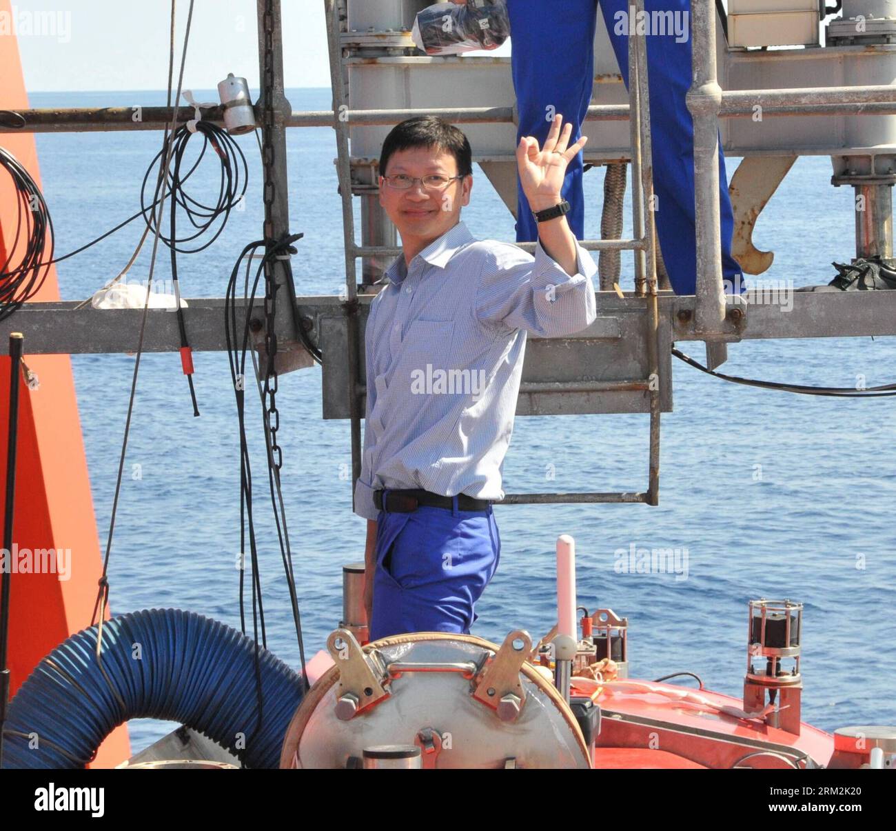 Bildnummer: 59855549  Datum: 19.06.2013  Copyright: imago/Xinhua Qiu Jianwen, a scholar of ocean bio-diversity and fishing resource protection with Hong Kong Baptist University, salutes to the crew members before entering China s manned deep-sea submersible Jiaolong aboard its support ship Xiangyanghong 09 in the South China Sea, June 19, 2013.    (Xinhua/Zhang Xudong) (zwx) CHINA-SOUTH CHINA SEA-JIAOLONG-HONG KONG SCIENTIST-DIVING(CN) PUBLICATIONxNOTxINxCHN Wissenschaft Uboot U boot xas x2x 2013 quadrat o0 Wissenschaft Forschung Technik Tiefseeforschung Tauchfahrt Uboot Tauchboot     59855549 Stock Photo