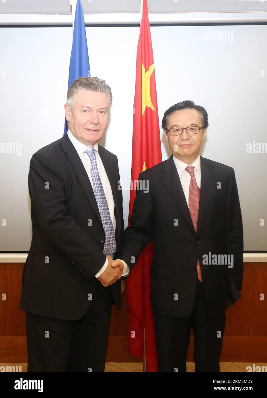 Bildnummer: 59880481  Datum: 21.06.2013  Copyright: imago/Xinhua (130621) -- BEIJING, June 21, 2013 (Xinhua) -- Gao Hucheng (R), Chinese minister of commerce, shakes hands with European Union(EU) Trade Commissioner Karel De Gucht before the 27th China-EU Economic and Trade Joint Committee meeting in Beijing, capital of China, June 21, 2013. The meeting was held here on Friday. (Xinhua/Xing Guangli) (yxb) CHINA-EU-ECONOMIC AND TRADE JOINT COMMITTEE-MEETING (CN) PUBLICATIONxNOTxINxCHN People Politik x0x xkg 2013 hoch      59880481 Date 21 06 2013 Copyright Imago XINHUA  Beijing June 21 2013 XINH Stock Photo