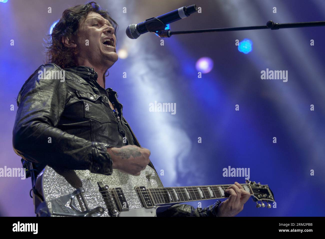 Bildnummer: 59892502  Datum: 22.06.2013  Copyright: imago/Xinhua Saul Hernandez of Caifanes band, sings a song during a concert at Palacio de los Deportes, in Mexico City, capital of Mexico, on June 22, 2013. (Xinhua/Alejandro Ayala)(bxq) MEXICO-MEXICO CITY-MUSIC-CAIFANES PUBLICATIONxNOTxINxCHN People Kultur Musik x0x xsk 2013 quer     59892502 Date 22 06 2013 Copyright Imago XINHUA Saul Hernandez of  Tie Sings a Song during a Concert AT Palacio de Los Deportes in Mexico City Capital of Mexico ON June 22 2013 XINHUA Alejandro Ayala  Mexico Mexico City Music  PUBLICATIONxNOTxINxCHN Celebrities Stock Photo