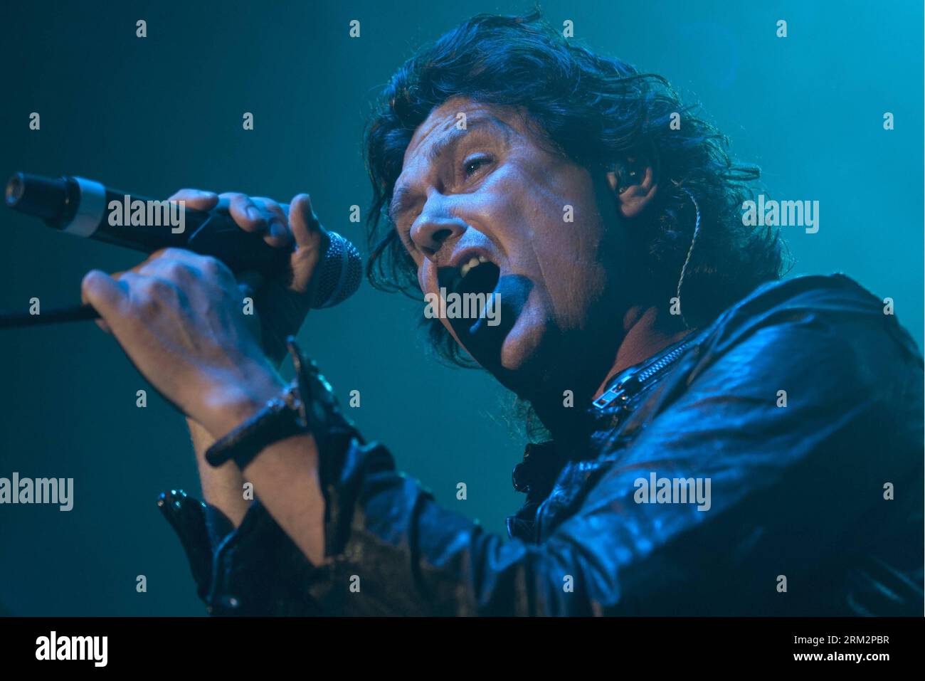 Bildnummer: 59892500  Datum: 22.06.2013  Copyright: imago/Xinhua Saul Hernandez of Caifanes band, sings a song during a concert at Palacio de los Deportes, in Mexico City, capital of Mexico, on June 22, 2013. (Xinhua/Alejandro Ayala)(bxq) MEXICO-MEXICO CITY-MUSIC-CAIFANES PUBLICATIONxNOTxINxCHN People Kultur Musik x0x xsk 2013 quer     59892500 Date 22 06 2013 Copyright Imago XINHUA Saul Hernandez of  Tie Sings a Song during a Concert AT Palacio de Los Deportes in Mexico City Capital of Mexico ON June 22 2013 XINHUA Alejandro Ayala  Mexico Mexico City Music  PUBLICATIONxNOTxINxCHN Celebrities Stock Photo