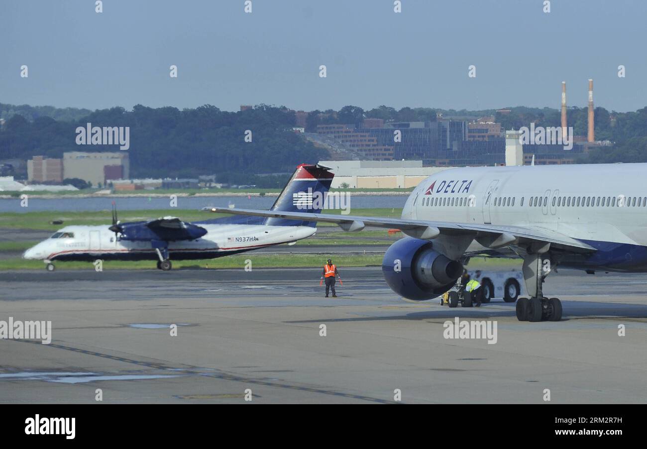 Bildnummer: 59898071  Datum: 24.06.2013  Copyright: imago/Xinhua WASHINGTON, June 24, 2013 - Ground service personnel direct a plane of Delta airlines to a runway at Ronald Reagan National Airport in Washington, capital of the United States, June 24, 2013. A Delta MD-90 passenger jet on Monday veered off runway while taking off at the airport and got stuck in mud. No casualties were reported. (Xinhua/Fang Zhe) (axy) U.S.-WASHINGTON-DELTA PLANE-ACCIDENT PUBLICATIONxNOTxINxCHN Wirtschaft Flugzeug Unfall x0x xsk 2013 quer     59898071 Date 24 06 2013 Copyright Imago XINHUA Washington June 24 2013 Stock Photo