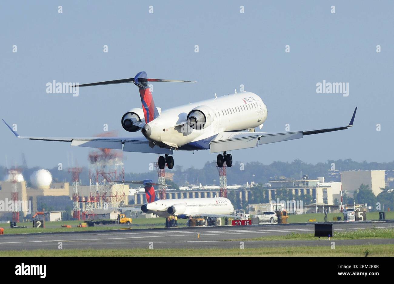 Bildnummer: 59898073  Datum: 24.06.2013  Copyright: imago/Xinhua WASHINGTON, June 24, 2013 - A plane of Delta airlines lands beside the company s another plane that veered off runway earlier at Ronald Reagan National Airport in Washington, capital of the United States, June 24, 2013. The Delta MD-90 passenger jet on Monday veered off runway while taking off at the airport and got stuck in mud. No casualties were reported. (Xinhua/Fang Zhe) (axy) U.S.-WASHINGTON-DELTA PLANE-ACCIDENT PUBLICATIONxNOTxINxCHN Wirtschaft Flugzeug Unfall x0x xsk 2013 quer     59898073 Date 24 06 2013 Copyright Imago Stock Photo