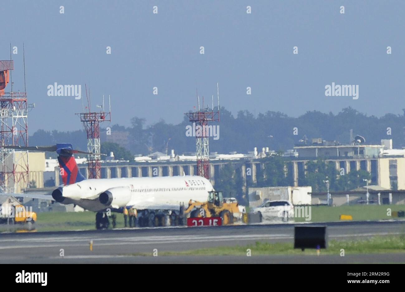 Bildnummer: 59898072  Datum: 24.06.2013  Copyright: imago/Xinhua WASHINGTON, June 24, 2013 - Ground service personnel work around the plane of Delta airlines which veered off runway earlier at Ronald Reagan National Airport in Washington, capital of the United States, June 24, 2013. The Delta MD-90 passenger jet on Monday veered off runway while taking off at the airport and got stuck in mud. No casualties were reported. (Xinhua/Fang Zhe) (axy) U.S.-WASHINGTON-DELTA PLANE-ACCIDENT PUBLICATIONxNOTxINxCHN Wirtschaft Flugzeug Unfall x0x xsk 2013 quer     59898072 Date 24 06 2013 Copyright Imago X Stock Photo
