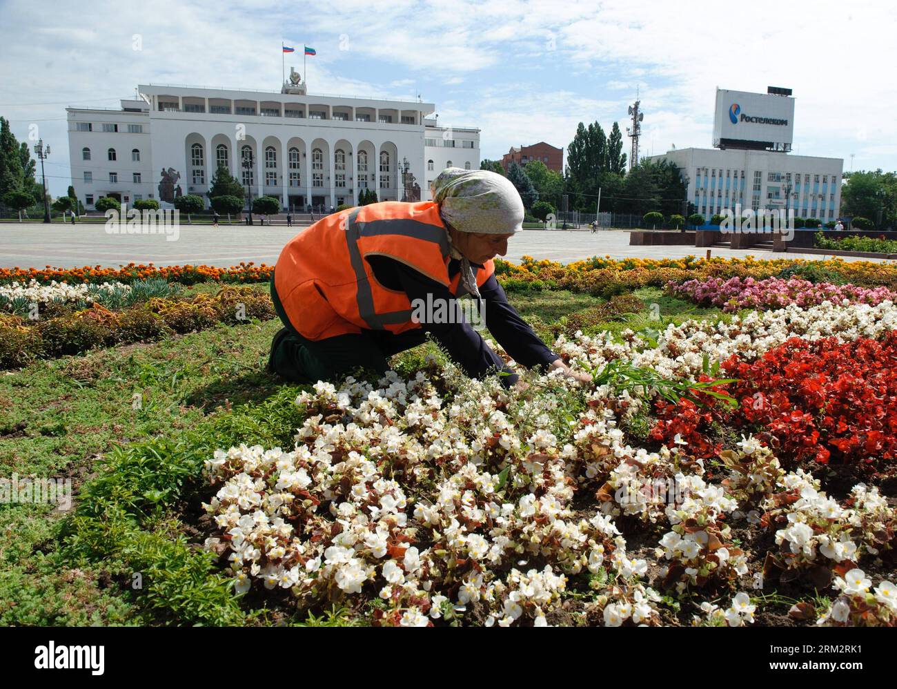 Bildnummer: 59899444  Datum: 24.06.2013  Copyright: imago/Xinhua MAKHACHKALA, June 24, 2013 (Xinhua) -- A worker pulls up weeds at a garden in Makhachkala, capital city of the Dagestan Republic, Russia, June 24, 2013. Makhachkala is located on the western shore of the Caspian Sea with the population of over 800,000 in more than 30 ethnic groups. (Xinhua/Jiang Kehong)(axy) RUSSIA-DAGESTAN-MAKHACHKALA PUBLICATIONxNOTxINxCHN Gesellschaft x0x xsk 2013 quer     59899444 Date 24 06 2013 Copyright Imago XINHUA Makhachkala June 24 2013 XINHUA a Worker pull up WEEDS AT a Garden in Makhachkala Capital C Stock Photo