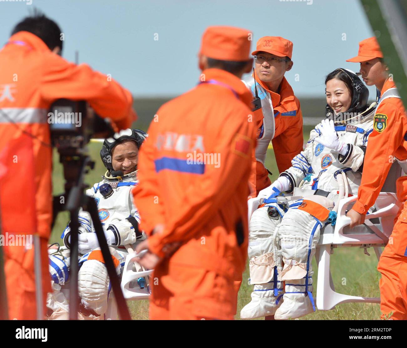 Bildnummer: 59902229  Datum: 26.06.2013  Copyright: imago/Xinhua (130626) -- SIZIWANG BANNER, June 26, 2013 (Xinhua) --Female astronaut Wang Yaping (R) waves after getting out of the re-entry capsule of China s Shenzhou-10 spacecraft following its landing in north China s Inner Mongolia Autonomous Region on June 26, 2013. Commander-in-chief of China s manned space program Zhang Youxia has announced that the Shenzhou-10 mission was successful after the three crewmembers landed safely and left the spacecraft s re-entry module Wednesday morning. (Xinhua/Ren Junchuan) (ry) CHINA-SCIENCE-SHENZHOU-1 Stock Photo