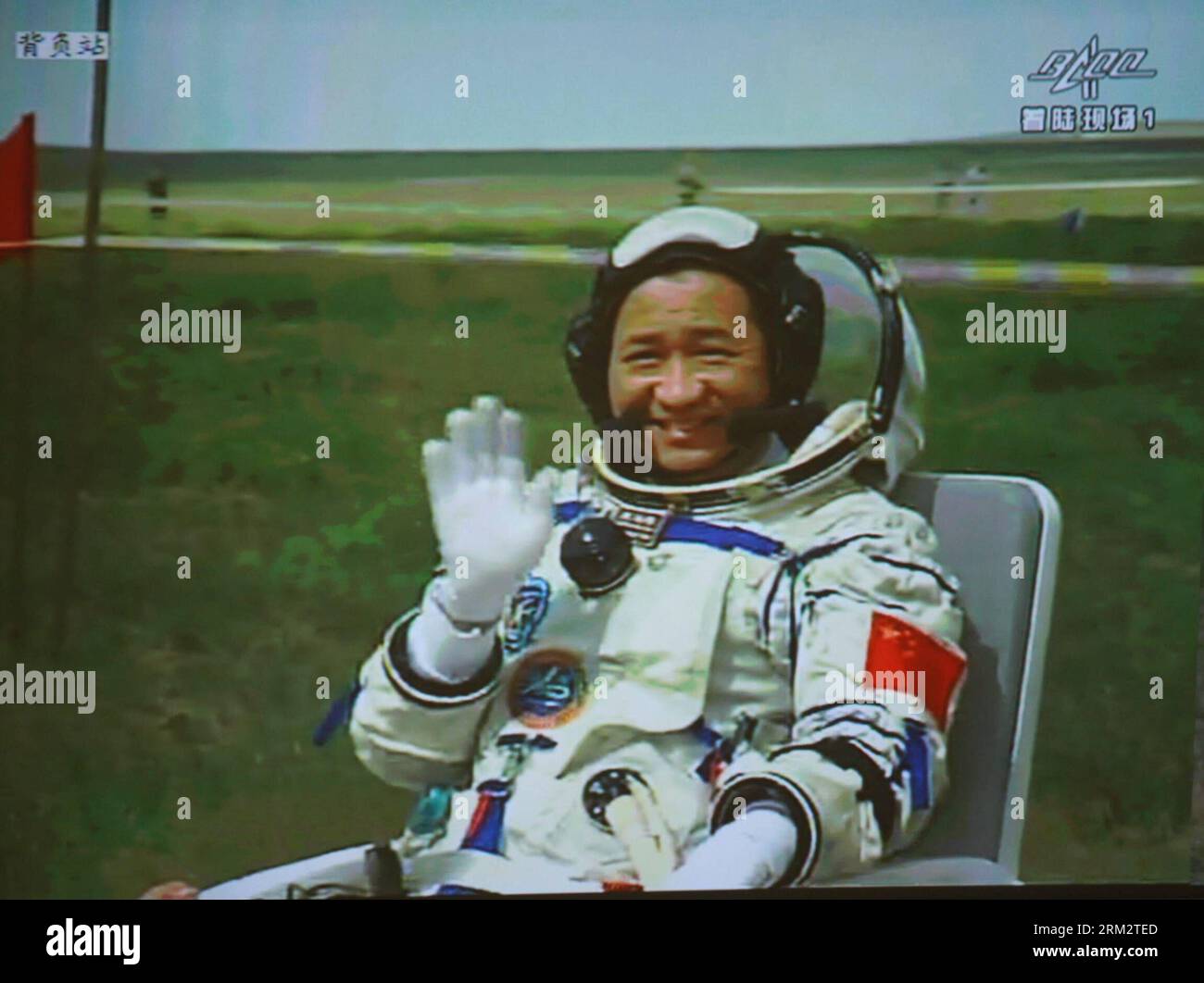 Bildnummer: 59902250  Datum: 26.06.2013  Copyright: imago/Xinhua (130626) -- BEIJING, June 26, 2013 (Xinhua) -- The screen at the Beijing Aerospace Control Center shows astronaut Nie Haisheng waving after getting out of the re-entry capsule of China s Shenzhou-10 spacecraft following its landing in north China s Inner Mongolia Autonomous Region on June 26, 2013. Commander-in-chief of China s manned space program Zhang Youxia has announced that the Shenzhou-10 mission was successful after the three crewmembers landed safely and left the spacecraft s re-entry module Wednesday morning. (Xinhua/Wa Stock Photo
