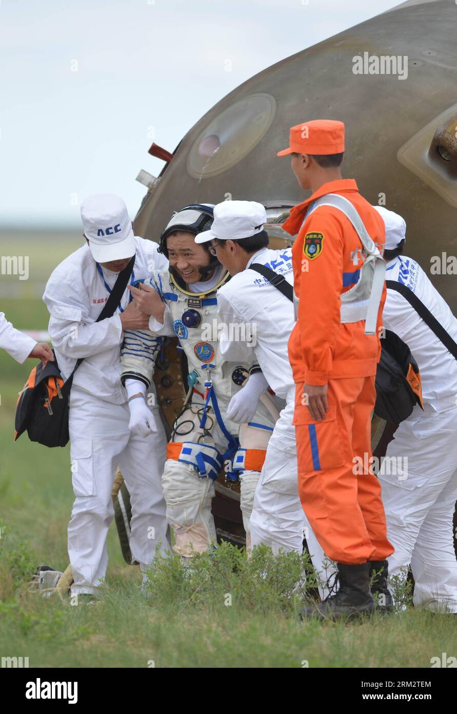 Bildnummer: 59902252  Datum: 26.06.2013  Copyright: imago/Xinhua (130626) -- SIZIWANG BANNER, June 26, 2013 (Xinhua) -- Astronaut Nie Haisheng (2nd L) gets out of the re-entry capsule of China s Shenzhou-10 spacecraft after its landing in north China s Inner Mongolia Autonomous Region on June 26, 2013. Commander-in-chief of China s manned space program Zhang Youxia has announced that the Shenzhou-10 mission was successful after the three crewmembers landed safely and left the spacecraft s re-entry module Wednesday morning. (Xinhua/Zhang Ling) (ry) CHINA-SCIENCE-SHENZHOU-10 SPACECRAFT-RETURN (C Stock Photo